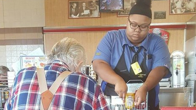 waffle-house-employee-gets-scholarship_714764