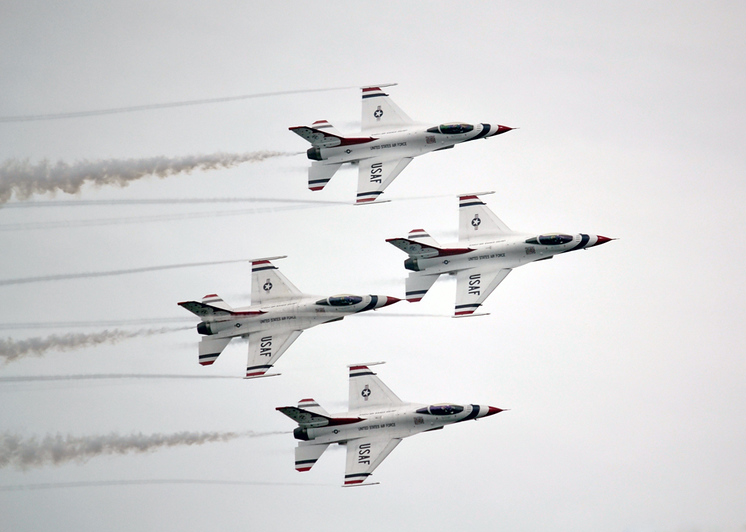 USAF Thunderbirds at Langley - Photo by Ricky Matthews