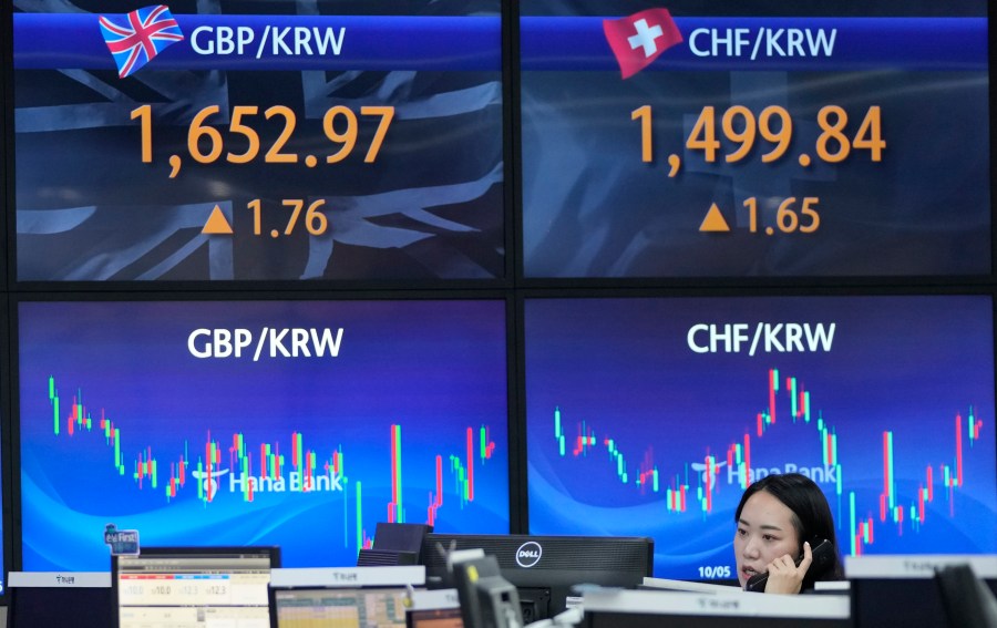 A currency trader talks on the phone at the foreign exchange dealing room of the KEB Hana Bank headquarters in Seoul, South Korea, Wednesday, Dec. 6, 2023. Asian shares advanced on Wednesday after most stocks slipped on Wall Street following a mixed set of reports on the U.S. economy. (AP Photo/Ahn Young-joon)