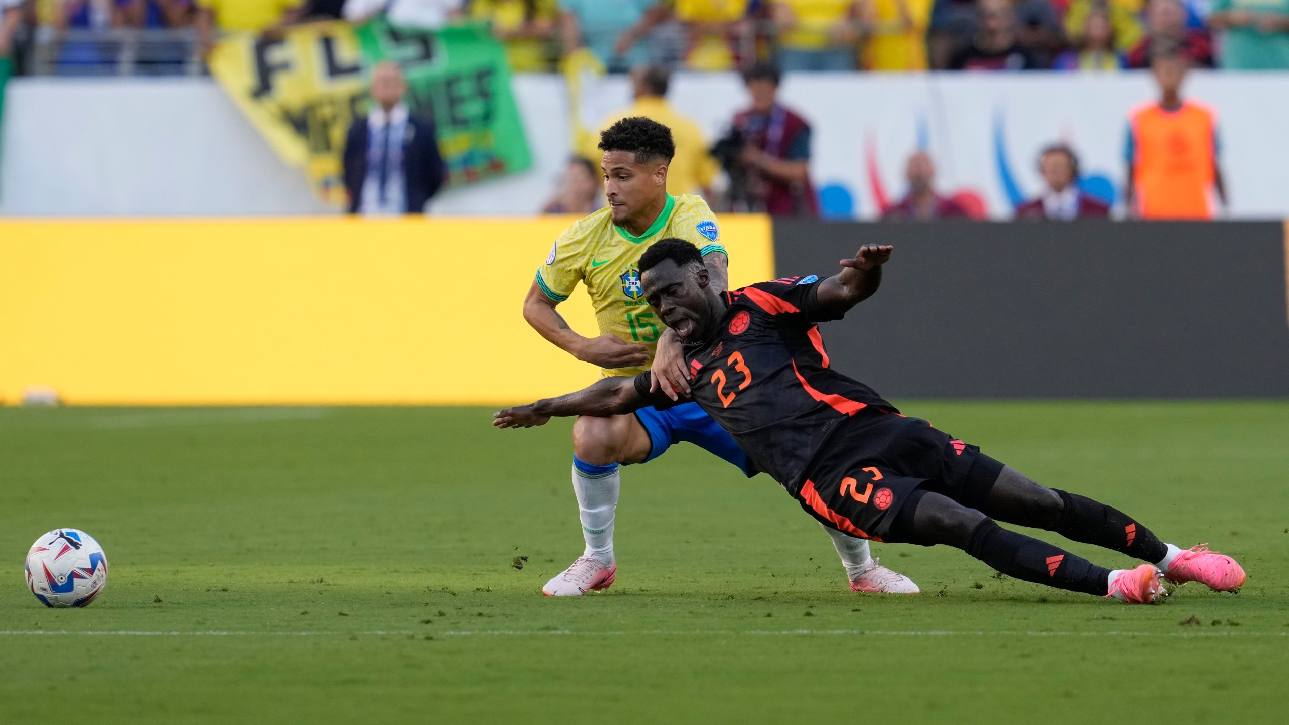 Colombia's Davinson Sanchez, right, collides with Brazil's Joao Gomes during the second half of a Copa America Group D soccer match Tuesday, July 2, 2024, in Santa Clara, Calif. (AP Photo/Godofredo A. Vásquez)