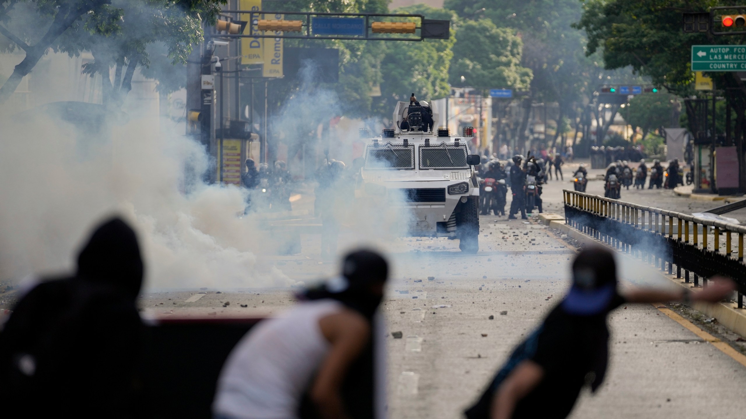 FILE - Protesters clash with police during demonstrations against the official election results declaring President Nicolas Maduro's reelection, the day after the vote in Caracas, Venezuela, July 29, 2024. (AP Photo/Matias Delacroix, File)