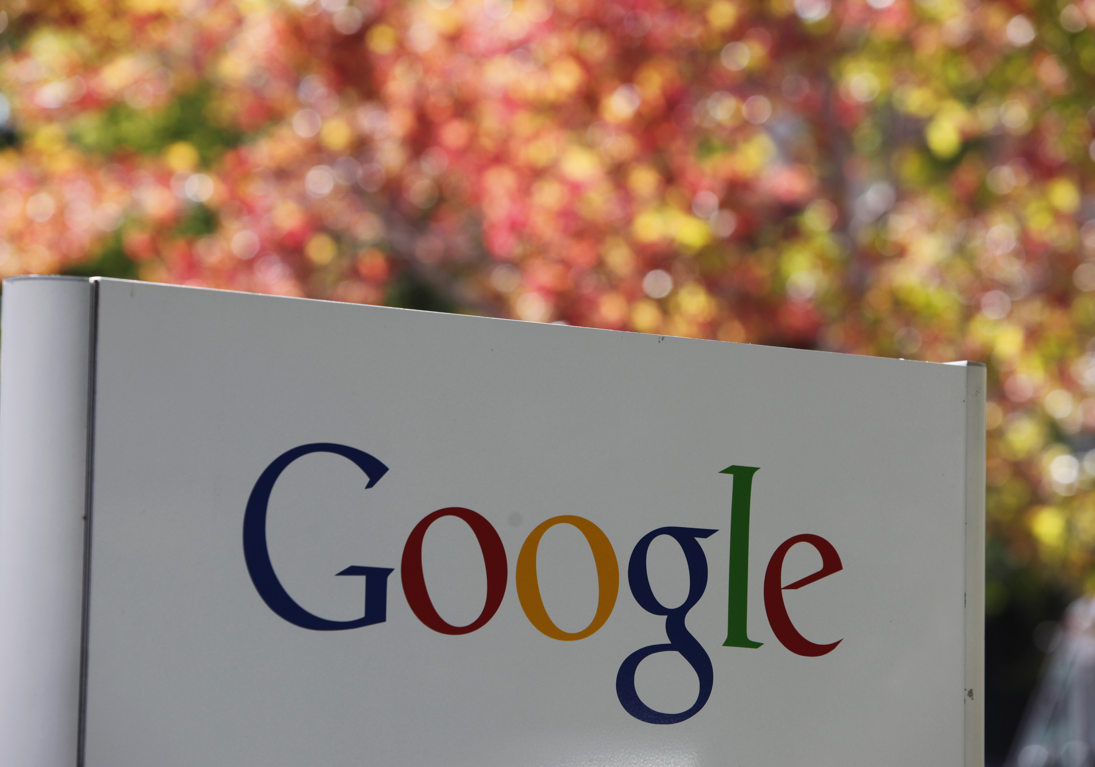 En esta imagen de archivo, vista de un cartel de Google en la sede de la empresa en Mountain View, California, el 8 de octubre de 2010. (AP Foto/Paul Sakuma, archivo)