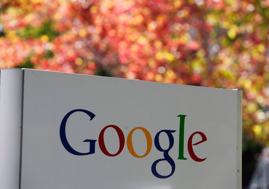 En esta imagen de archivo, vista de un cartel de Google en la sede de la empresa en Mountain View, California, el 8 de octubre de 2010. (AP Foto/Paul Sakuma, archivo)