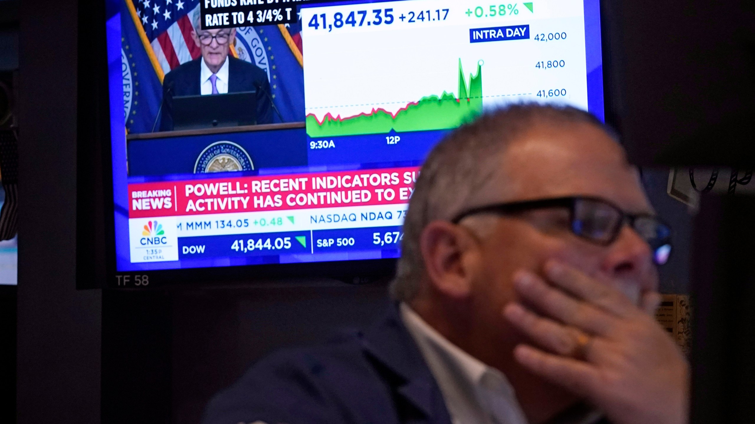 Trader Michale Conlon, right, works on the floor of the New York Stock Exchange as Federal Reserve Chair Jerome Powell's news conference appears on a television screen behind him, Wednesday, Sept. 18, 2024. (AP Photo/Richard Drew)