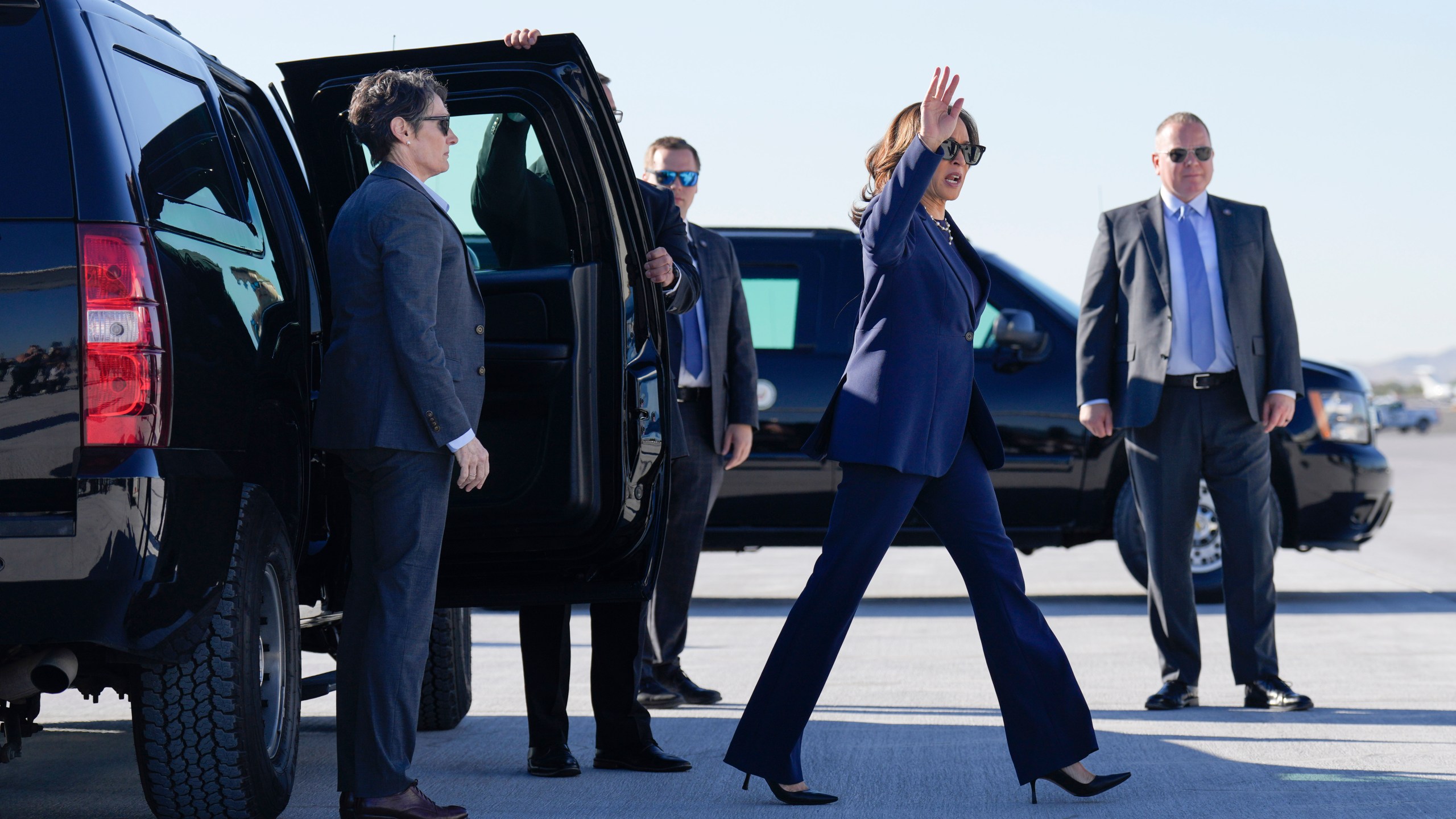 Democratic presidential nominee Vice President Kamala Harris walks to board Air Force Two in Las Vegas, Monday, Sept. 30, 2024, en route to Washington. (AP Photo/Carolyn Kaster)