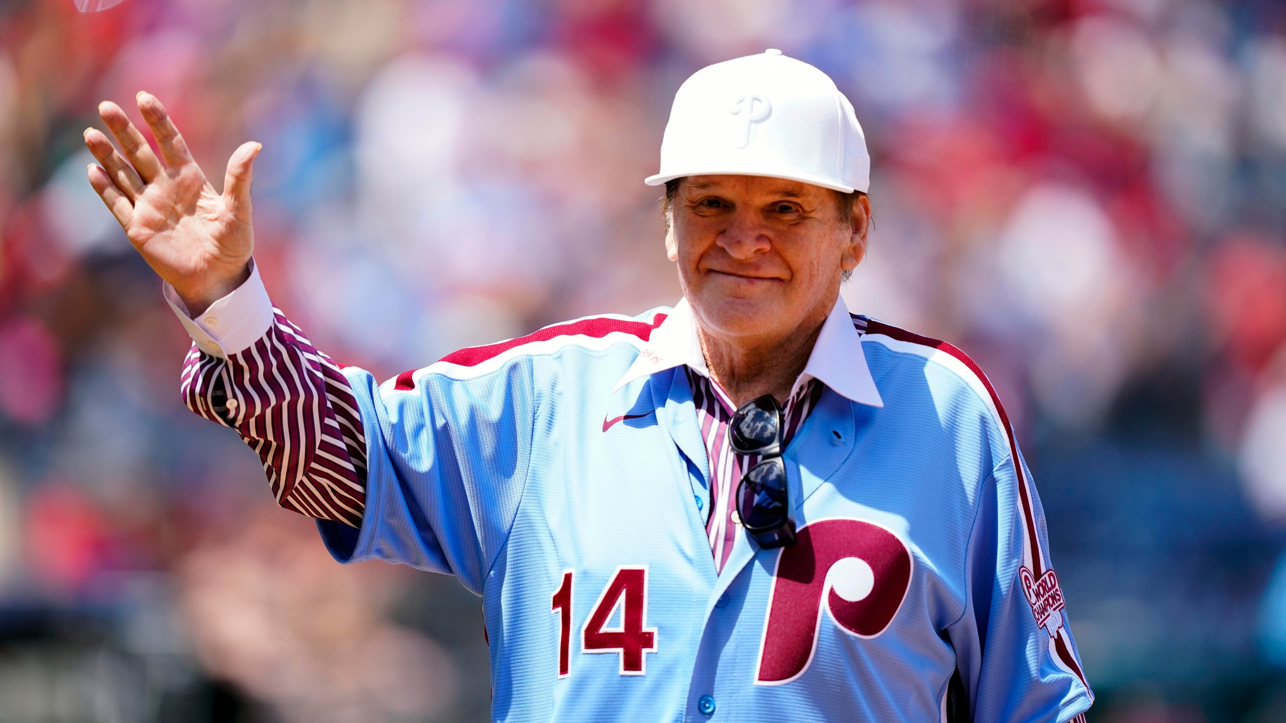 FILE - Former Philadelphia Phillies player Pete Rose tips his hat to fans during an alumni day, Aug. 7, 2022, in Philadelphia. (AP Photo/Matt Rourke, File)