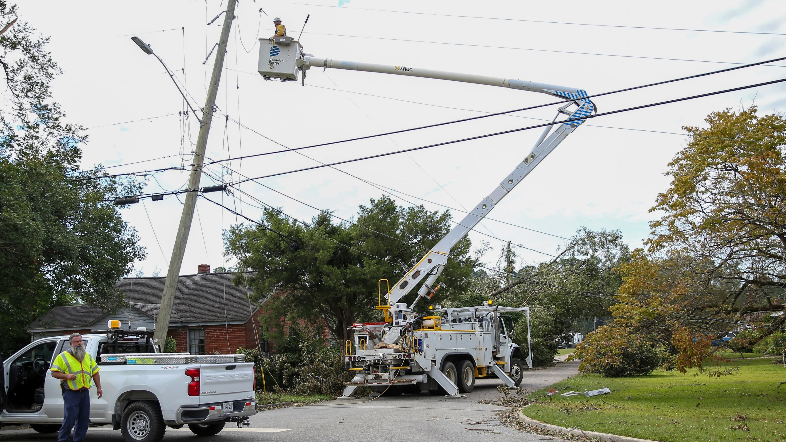 A Dominion Energy lineman works on a power line in the aftermath of Hurricane Helene Sunday, Sept. 29, 2024, in North Augusta, S.C. (AP Photo/Artie Walker Jr.)