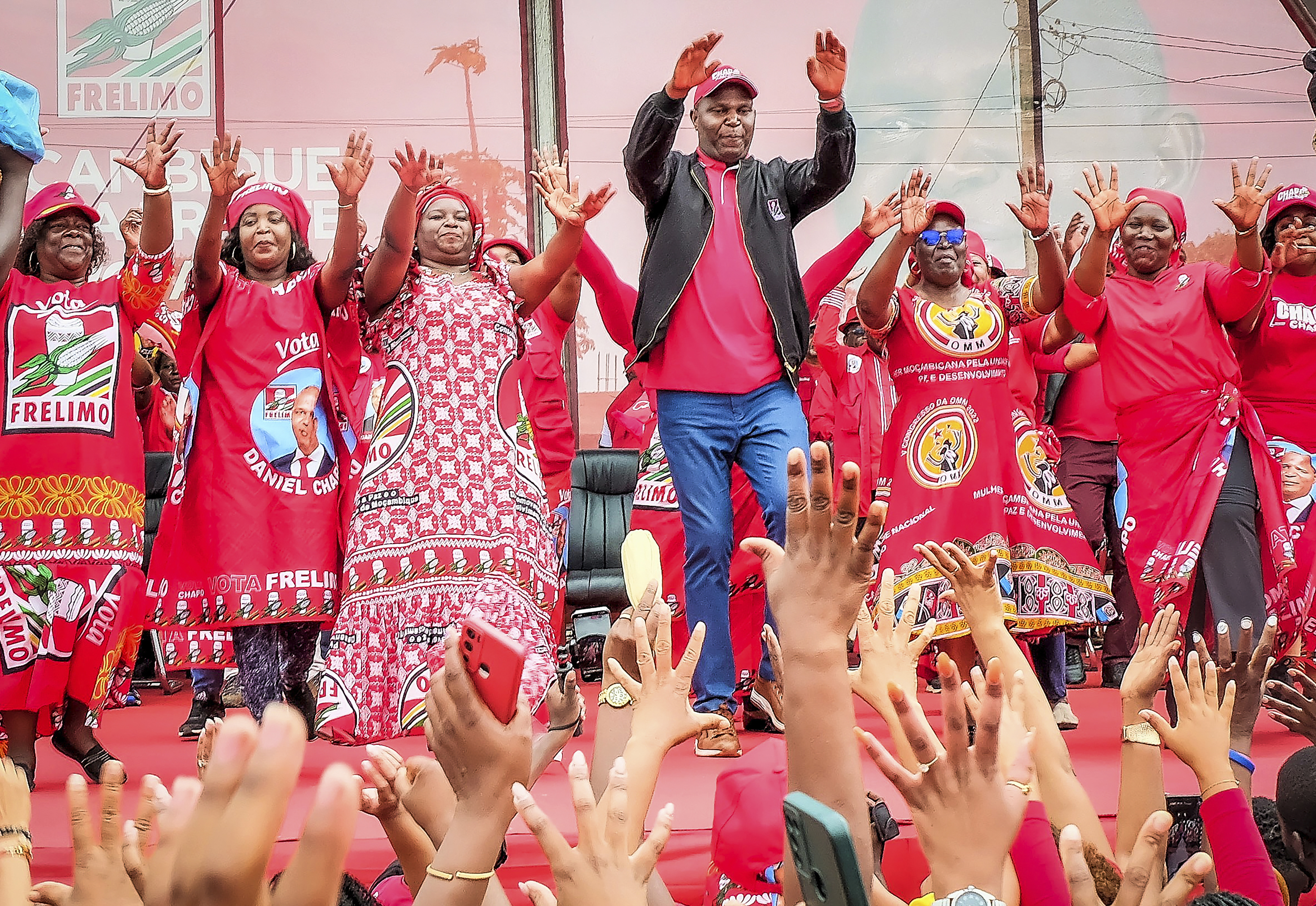 Supporters take part in a ruling party rally for presidential candidate Daniel Chapo, centre, ahead of elections, in Maputo, Mozambique, Sunday, Oct. 6, 2024. (AP Photo/Carlos Uqueio)