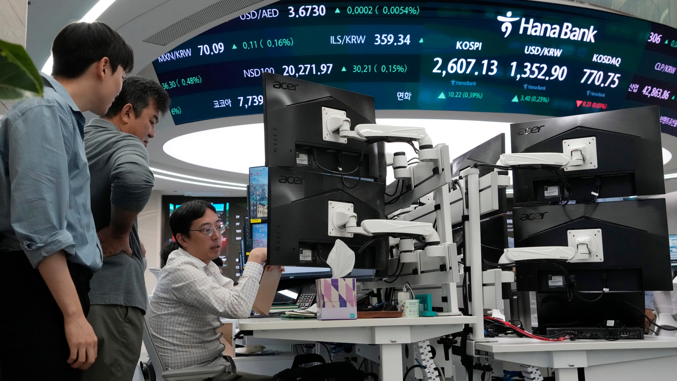 Currency traders work at the foreign exchange dealing room of the KEB Hana Bank headquarters in Seoul, South Korea, Monday, Oct. 14, 2024. (AP Photo/Ahn Young-joon)