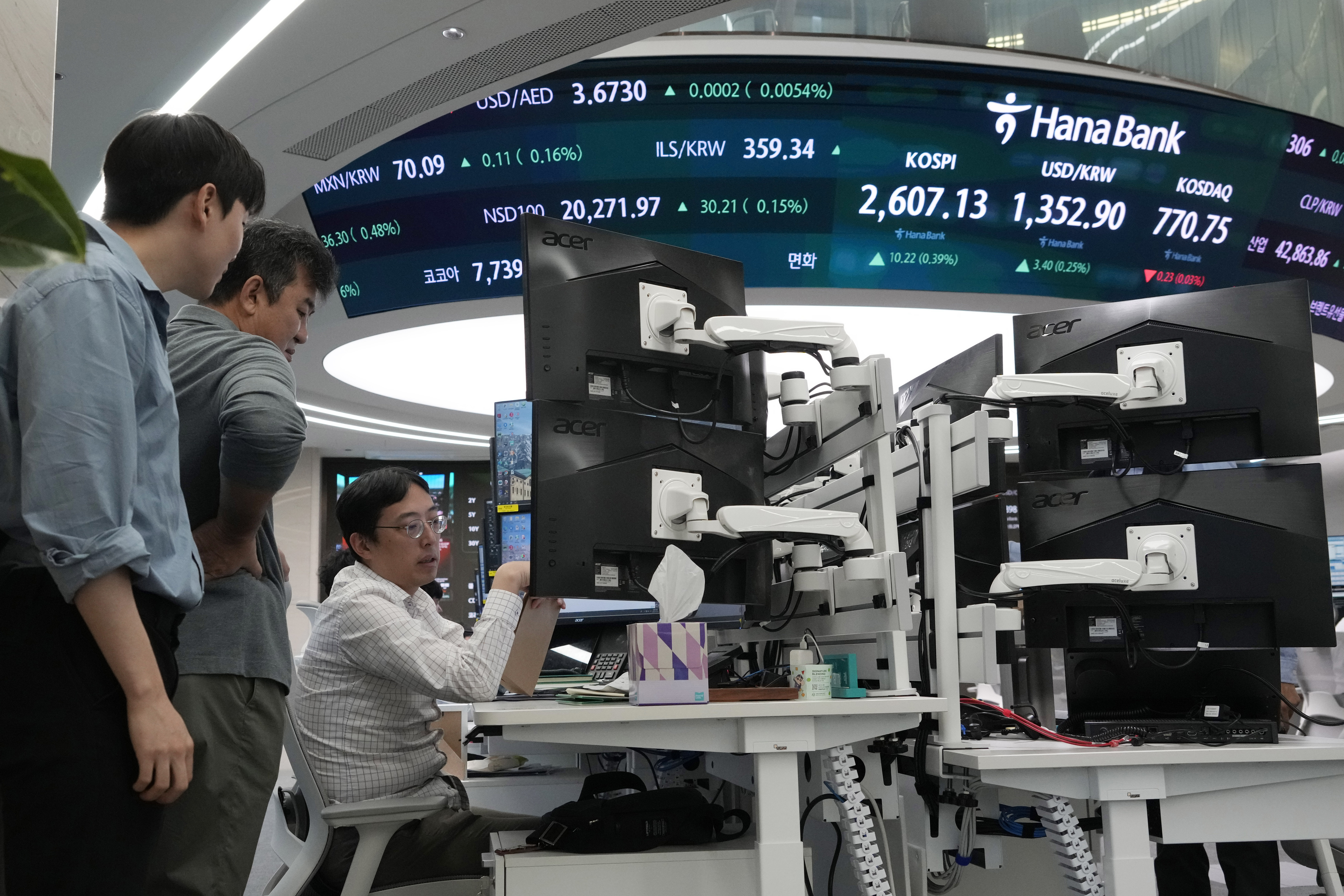 Currency traders work at the foreign exchange dealing room of the KEB Hana Bank headquarters in Seoul, South Korea, Monday, Oct. 14, 2024. (AP Photo/Ahn Young-joon)