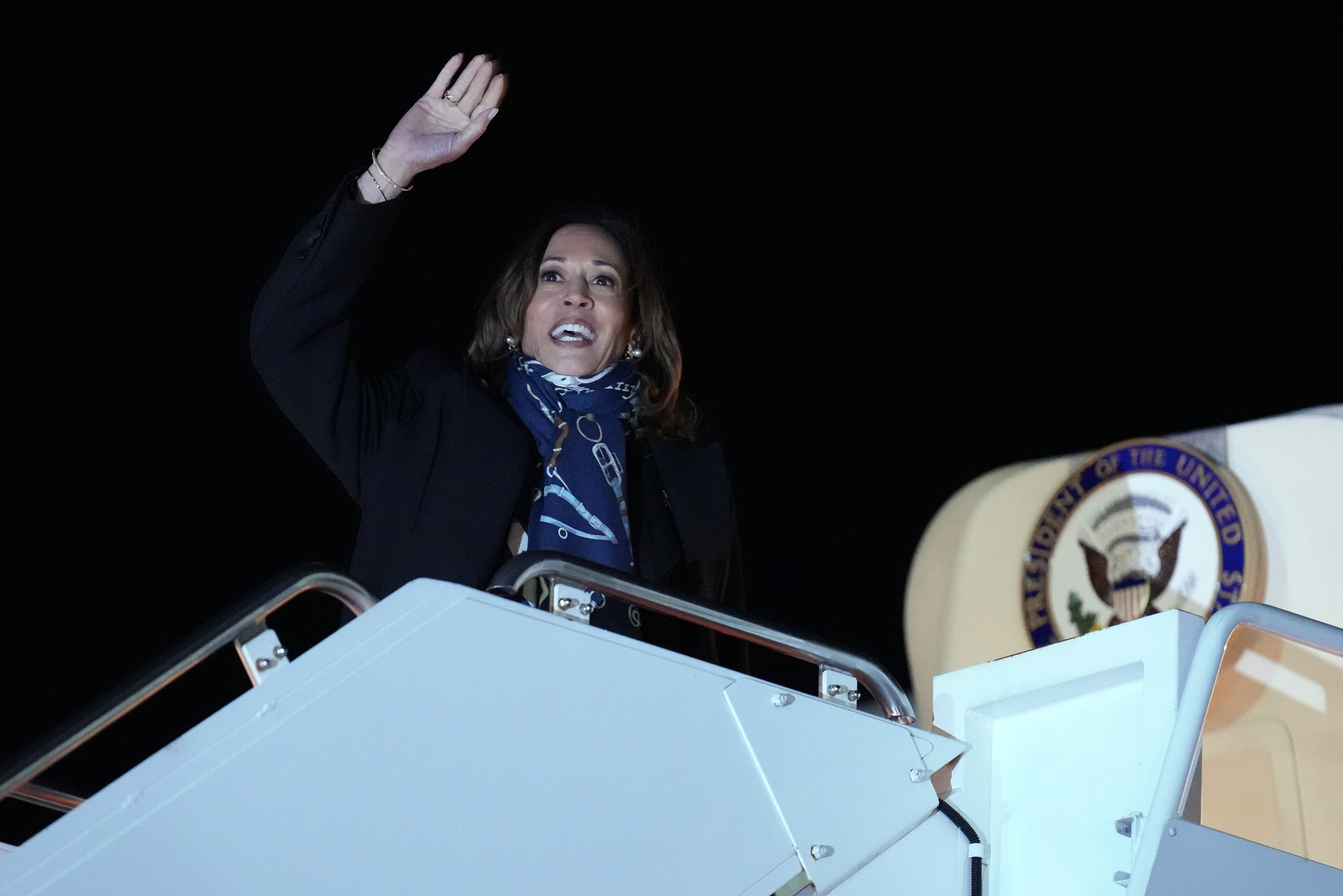 Democratic presidential nominee Vice President Kamala Harris departs Erie International Airport, in Erie, Pa., Monday, Oct. 14, 2024, after a campaign rally. (AP Photo/Jacquelyn Martin)