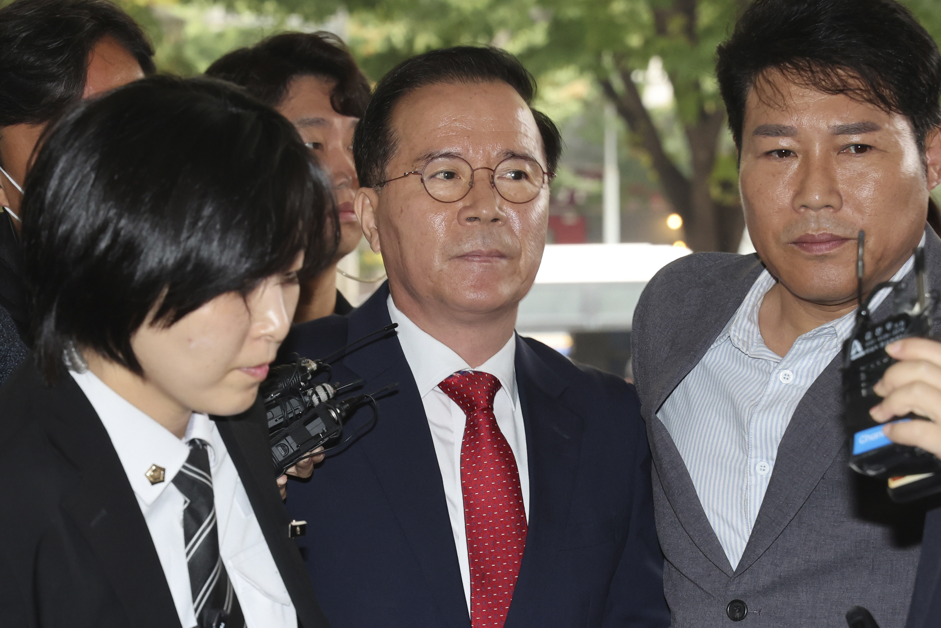 Kim Kwang-ho, center, former chief of the Seoul Metropolitan Police Agency, arrives at the Seoul Western District Court in Seoul, South Korea, Thursday, Oct. 17, 2024. (Lim Hwa-young/Yonhap via AP)