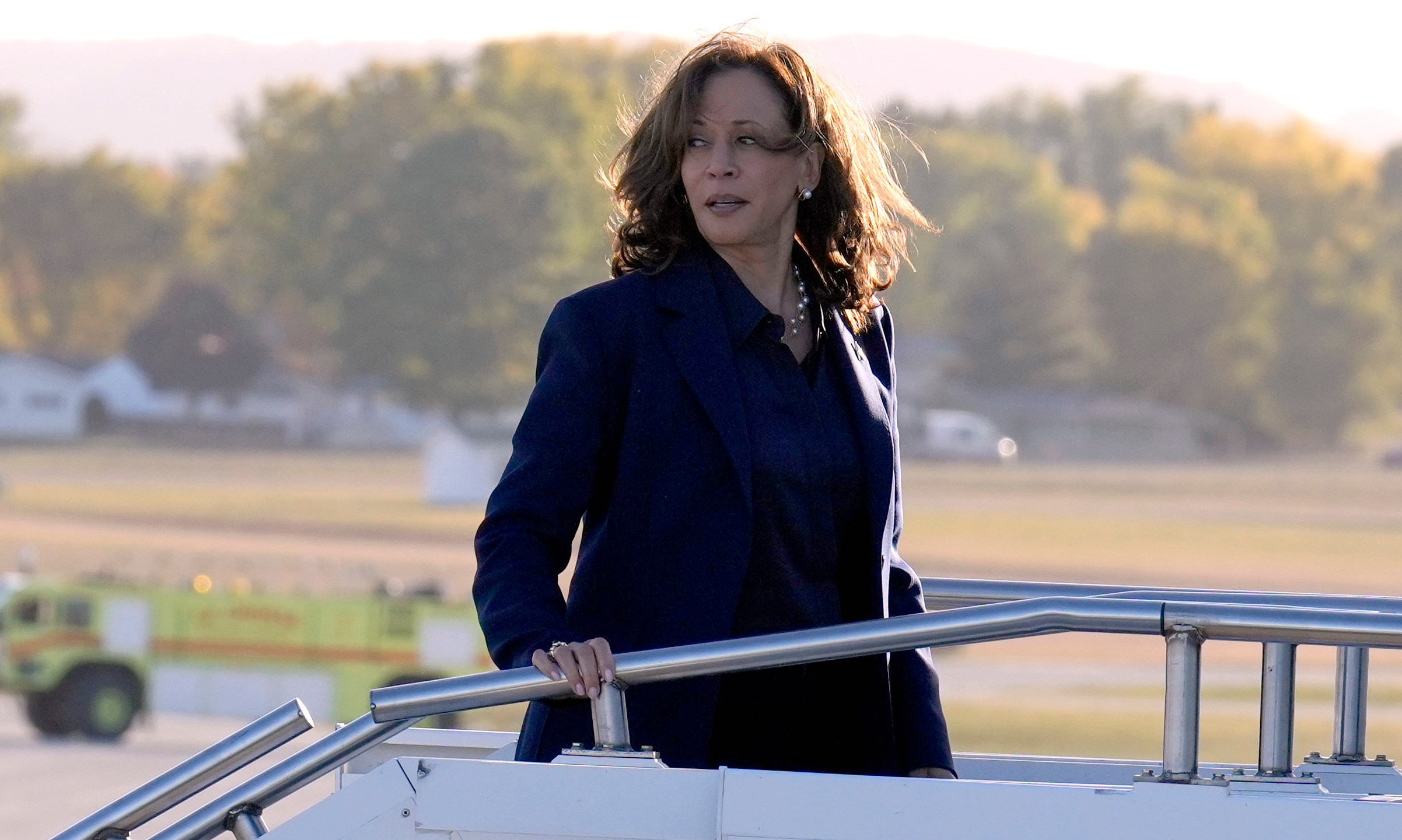 Democratic presidential nominee Vice President Kamala Harris boards Air Force Two upon departing La Crosse Regional Airport in La Crosse, Wis., Thursday, Oct. 17, 2024, en route to Green Bay, Wis. (AP Photo/Jacquelyn Martin, Pool)