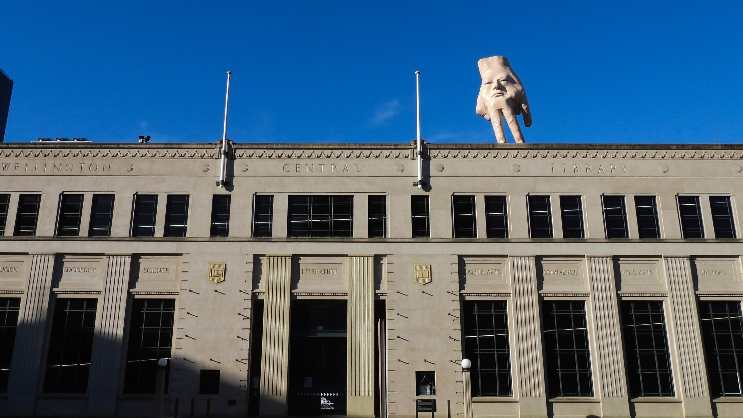 A 16-foot- ( almost 5 meters ) tall hand sculpture named Quasi stands perched on its fingertips atop the roof of an art gallery in Wellington, New Zealand, Wednesday, Oct. 30, 2024. (AP photo/Charlotte Graham-McLay)