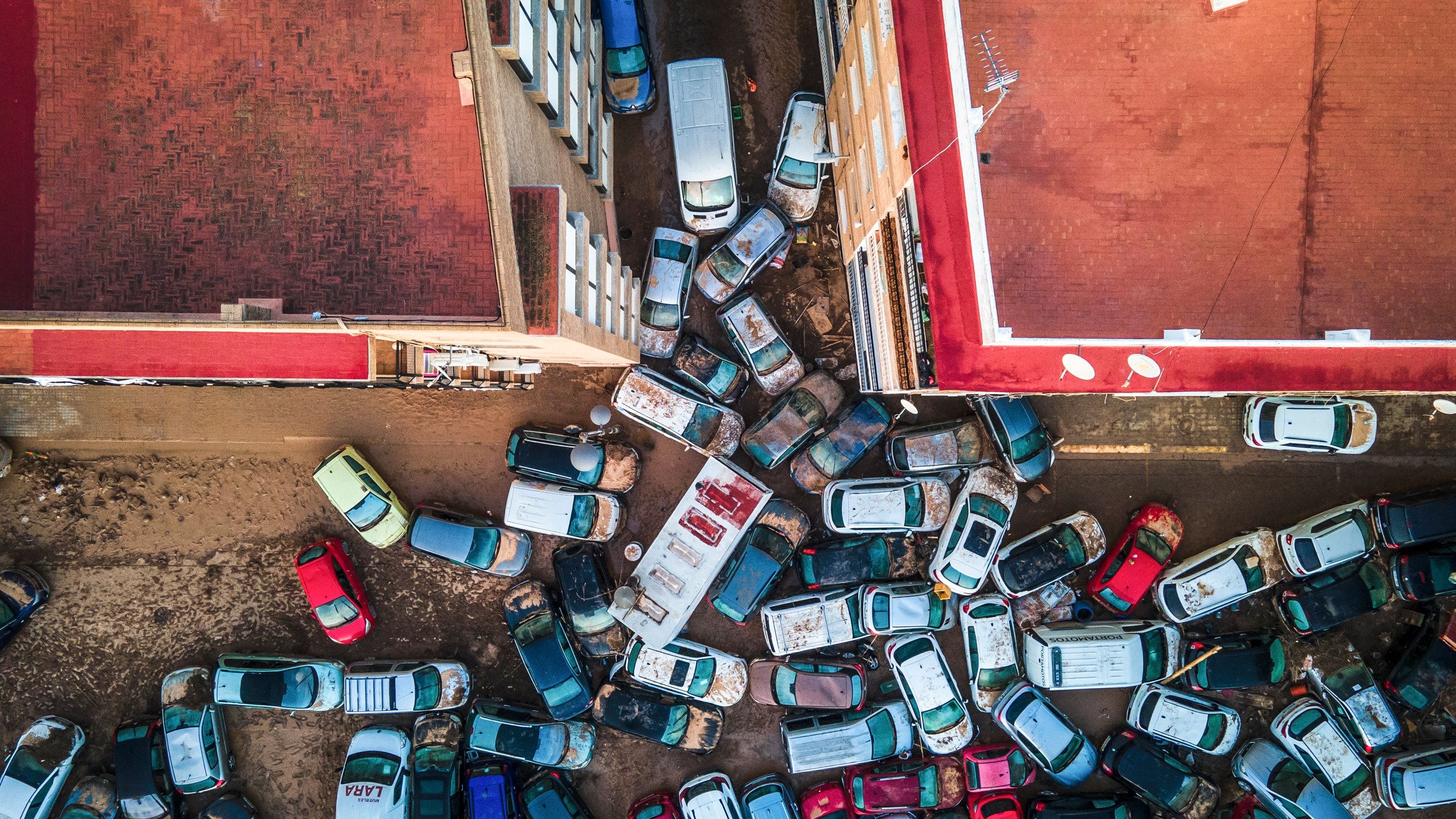 Vehicles pile up in the streets after flooding caused by late Tuesday and early Wednesday storm that left hundreds dead or missing in Alfafar, Valencia region, Spain, Saturday, Nov. 2, 2024.(AP Photo/Angel Garcia)