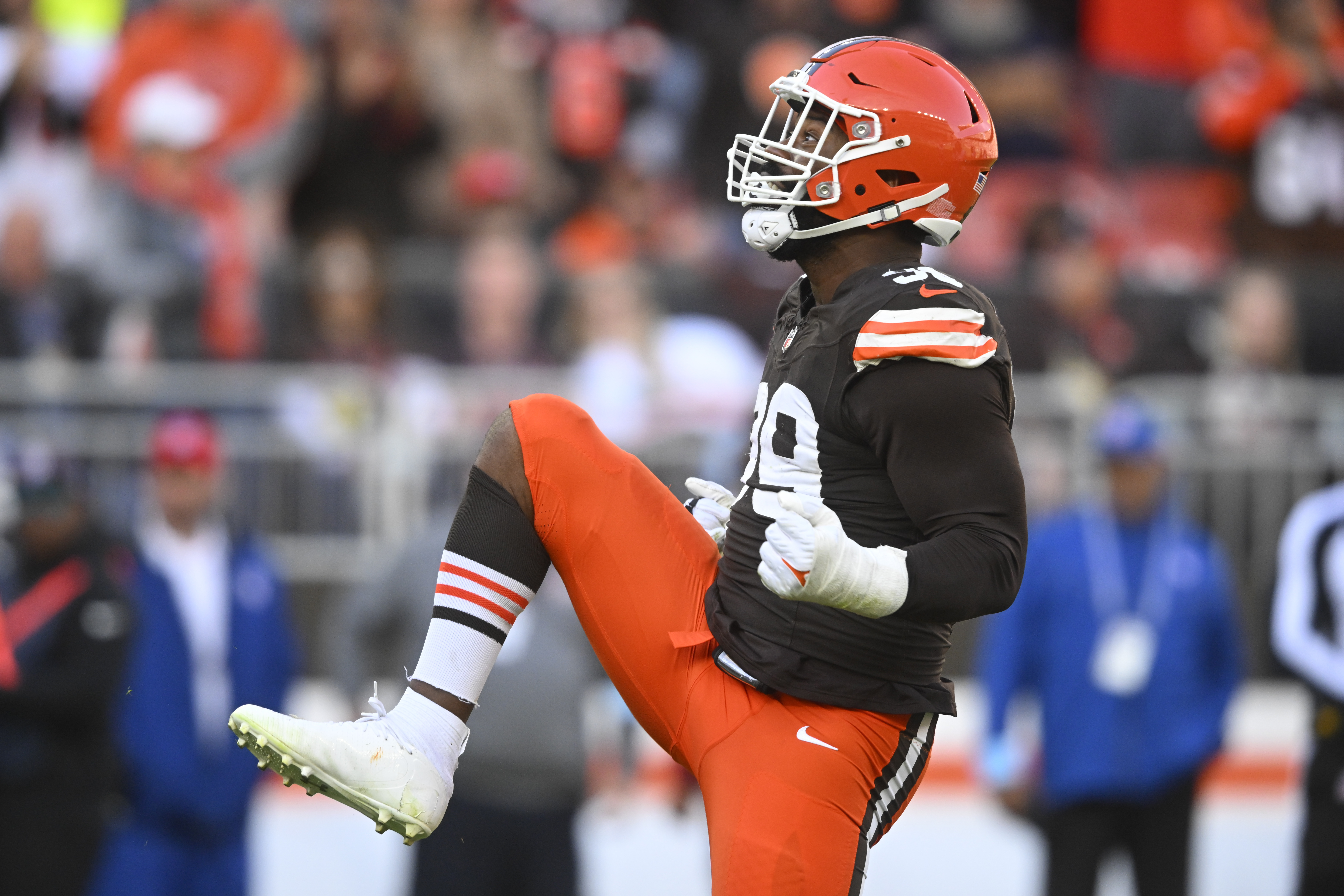 Cleveland Browns defensive end Za'Darius Smith (99) celebrates a sack of Baltimore Ravens quarterback Lamar Jackson (8) during the second half of an NFL football game in Cleveland, Sunday, Oct. 27, 2024. (AP Photo/David Richard)