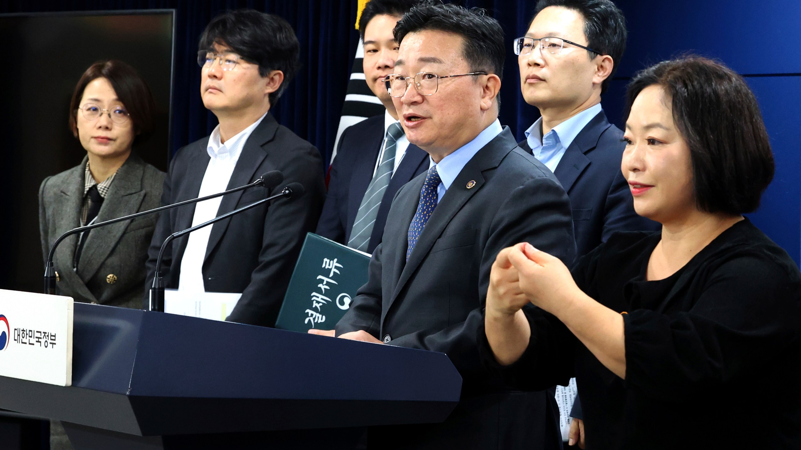 South Korean Kim Jong-moon, third from right, first vice minister of Government Policy Coordination, speaks during a briefing at the government complex in Seoul, South Korea, Wednesday, Nov. 6, 2024. (Kim Do-hoon/Yonhap via AP)