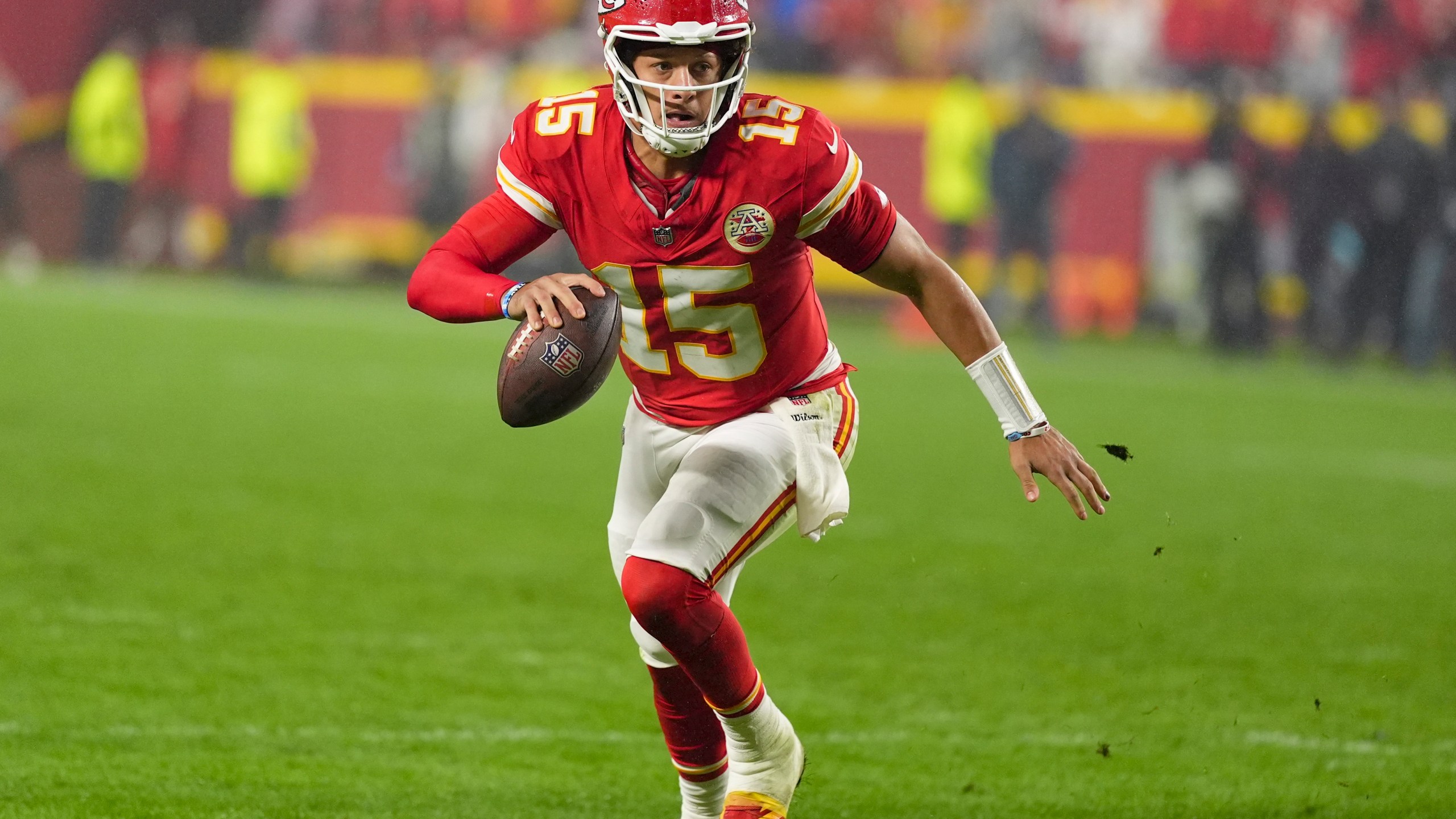 Kansas City Chiefs quarterback Patrick Mahomes (15) runs out of the pocket against the Tampa Bay Buccaneersduring the second half of an NFL football game, Monday, Nov. 4, 2024, in Kansas City, Mo. (AP Photo/Charlie Riedel)