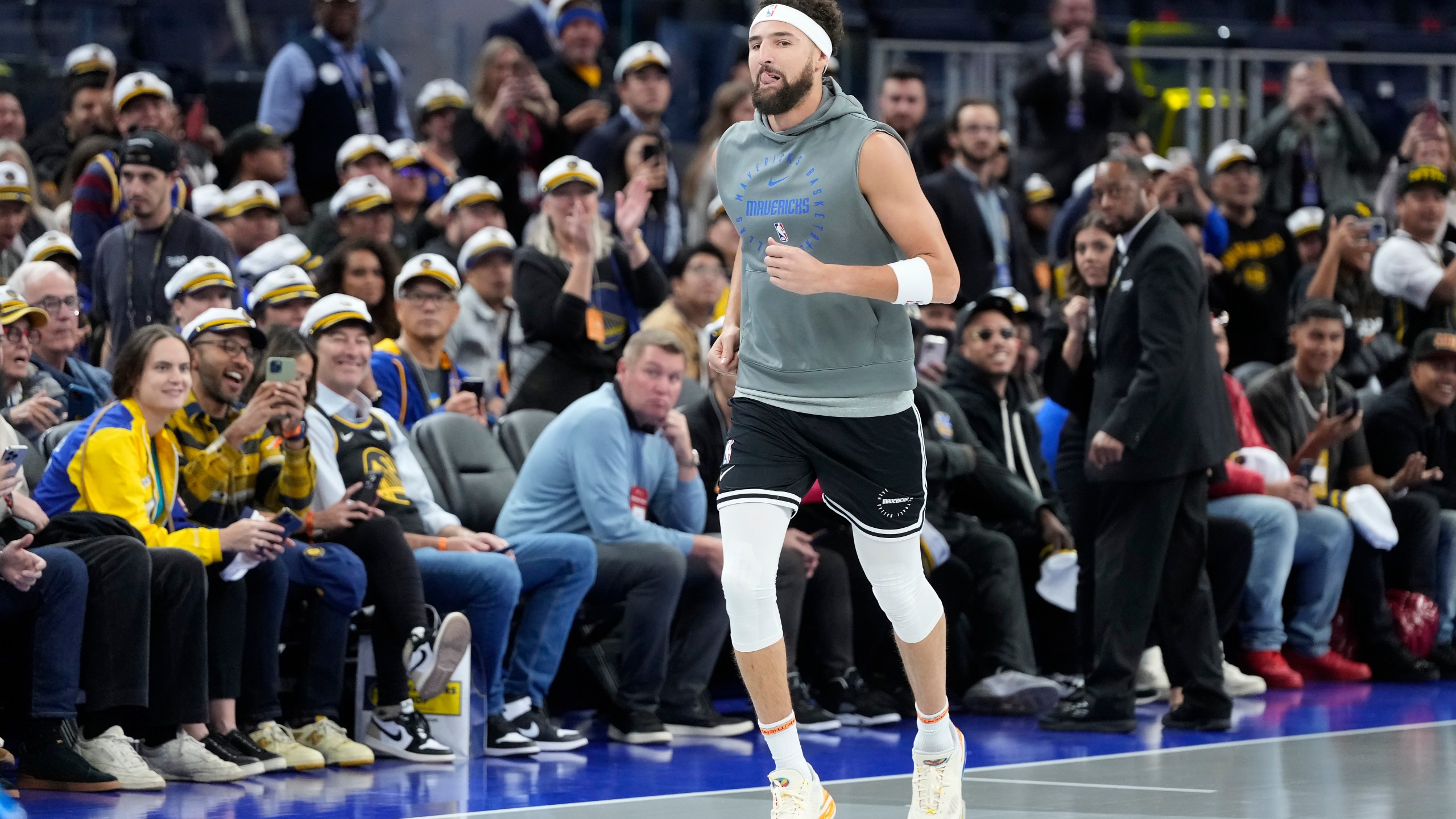 Fans cheer as Dallas Mavericks guard Klay Thompson jogs onto the court to warm up before an Emirates NBA Cup basketball game against the Golden State Warriors in San Francisco, Tuesday, Nov. 12, 2024. (AP Photo/Jeff Chiu)