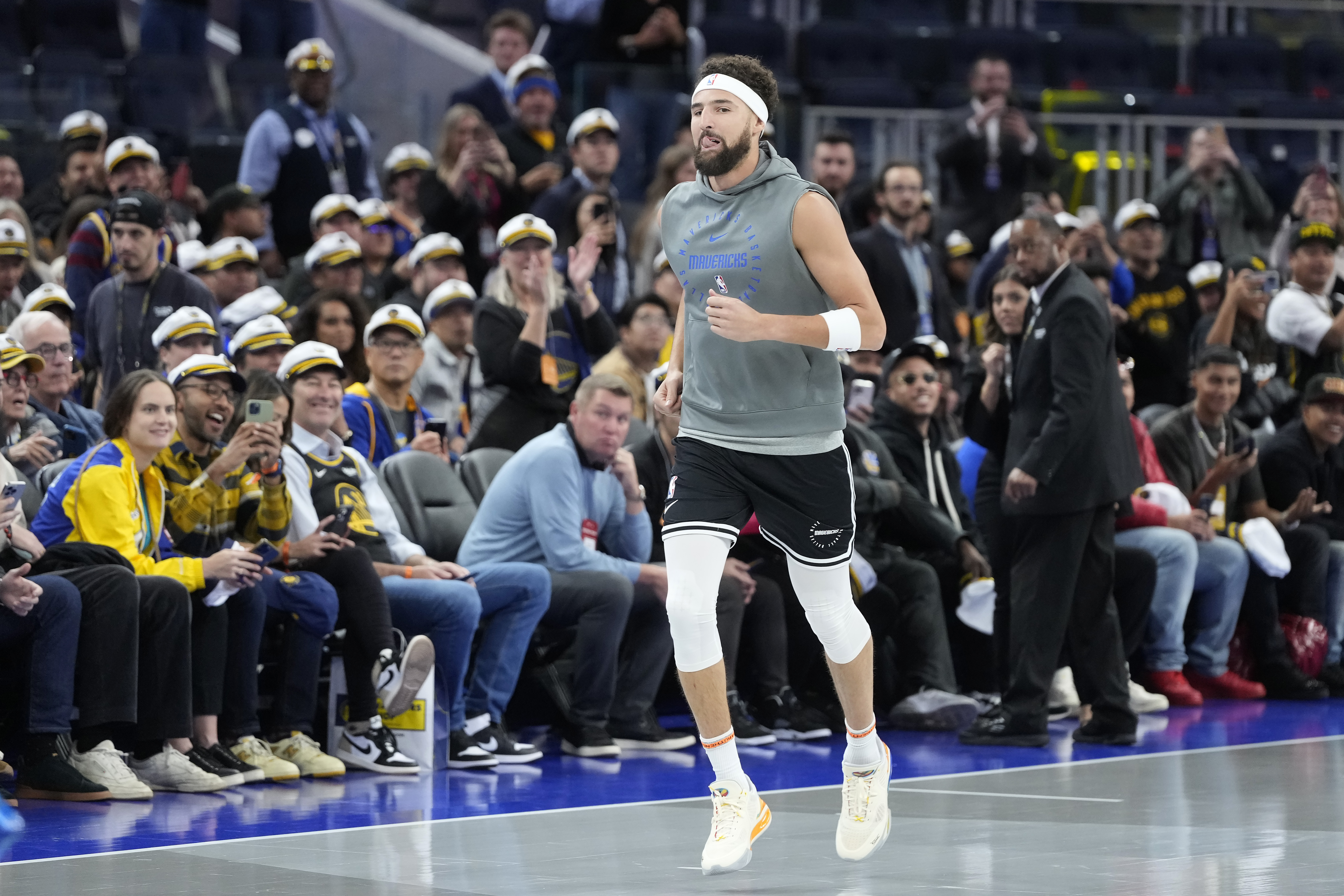 Fans cheer as Dallas Mavericks guard Klay Thompson jogs onto the court to warm up before an Emirates NBA Cup basketball game against the Golden State Warriors in San Francisco, Tuesday, Nov. 12, 2024. (AP Photo/Jeff Chiu)