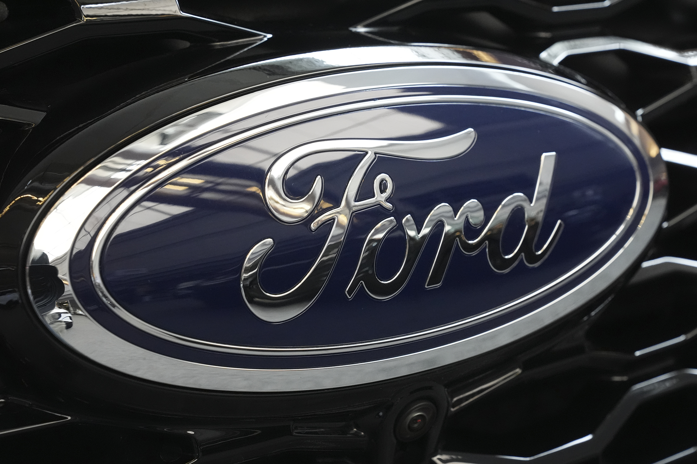 El logo de Ford en un Ford Explorer, en la Feria Internacioonal Automotriz de Pittsburgh, el 15 de febrero del 2024. (AP foto/Gene J. Puskar)