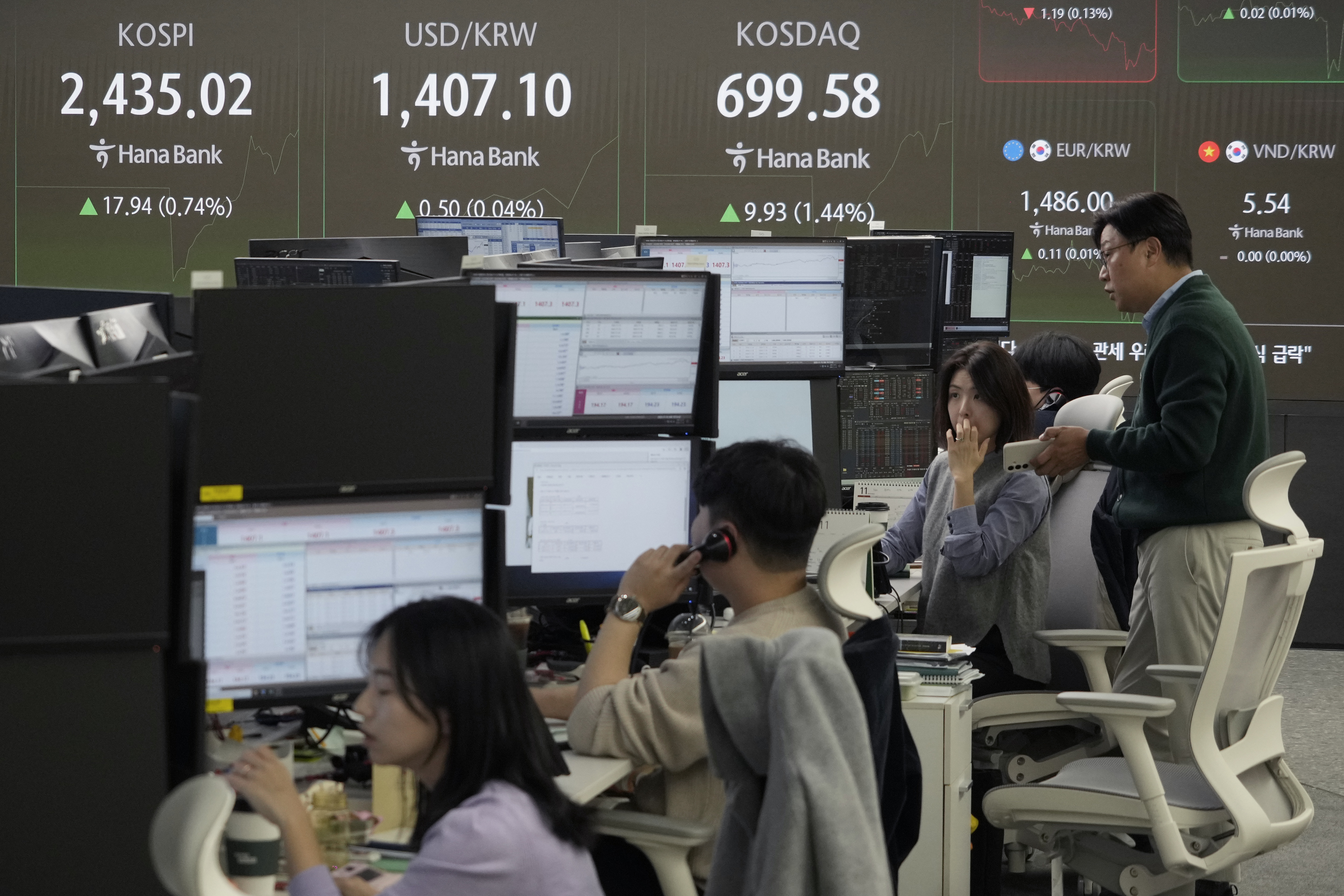 Currency traders work at the foreign exchange dealing room of the KEB Hana Bank headquarters in Seoul, South Korea, Thursday, Nov. 14, 2024. (AP Photo/Ahn Young-joon)