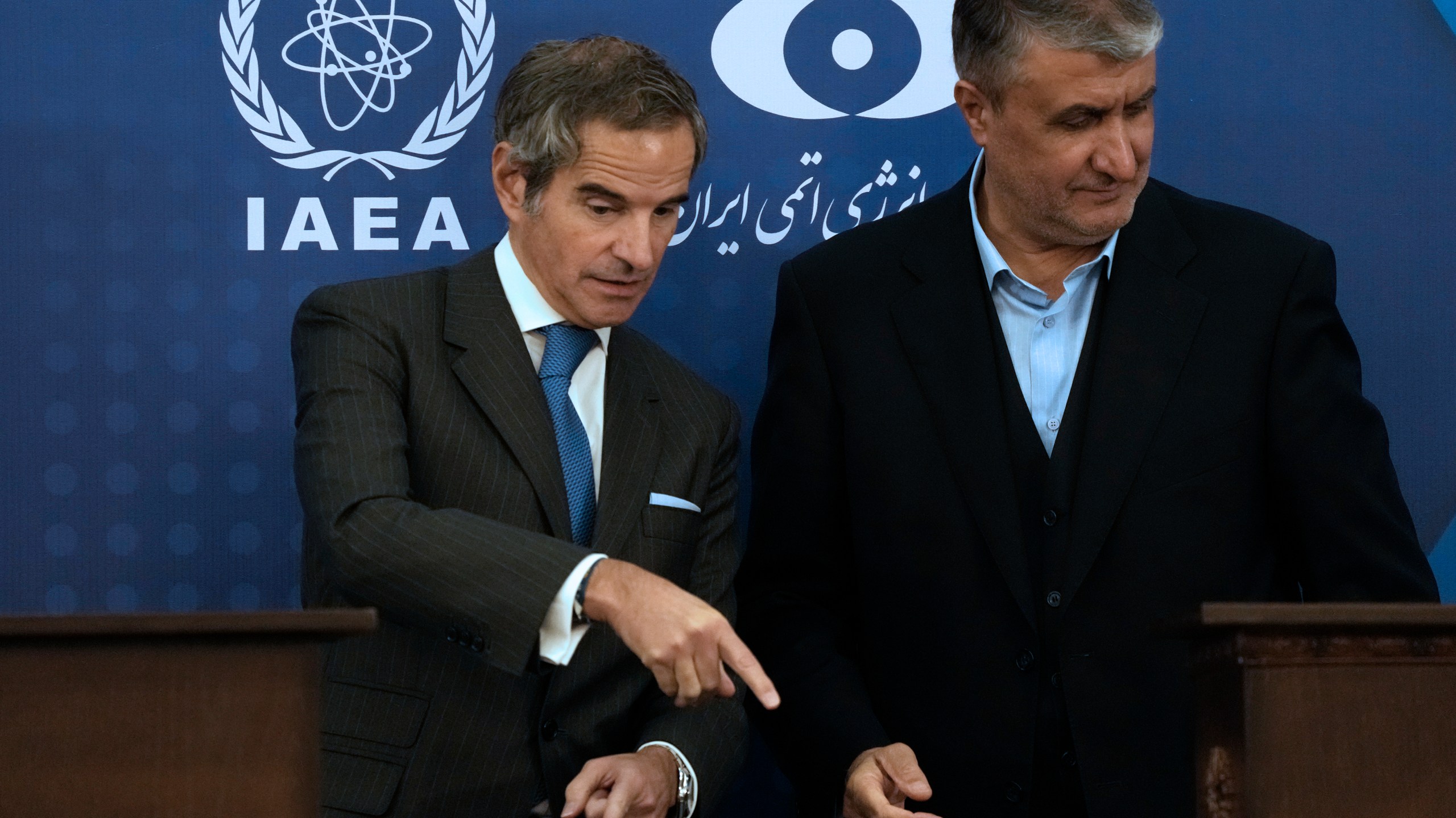 International Atomic Energy Agency, IAEA, Director General Rafael Mariano Grossi, left, gestures at the conclusion of his joint press conference with Iran's Atomic Energy Organization head Mohammad Eslami in Tehran, Iran, Thursday, Nov. 14, 2024. (AP Photo/Vahid Salemi)