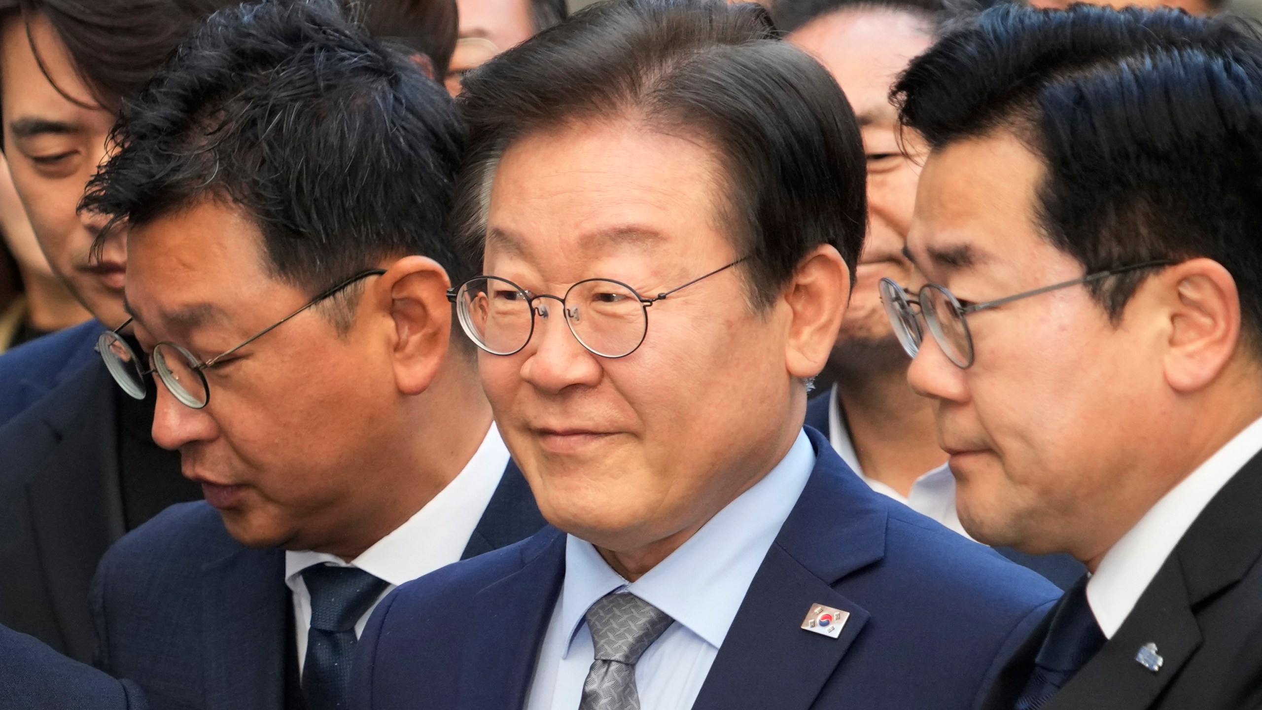 South Korea's main opposition Democratic Party leader Lee Jae-myung, center, arrives at the Seoul Central District Court in Seoul, South Korea, Friday, Nov. 15 2024. (AP Photo/Ahn Young-joon)