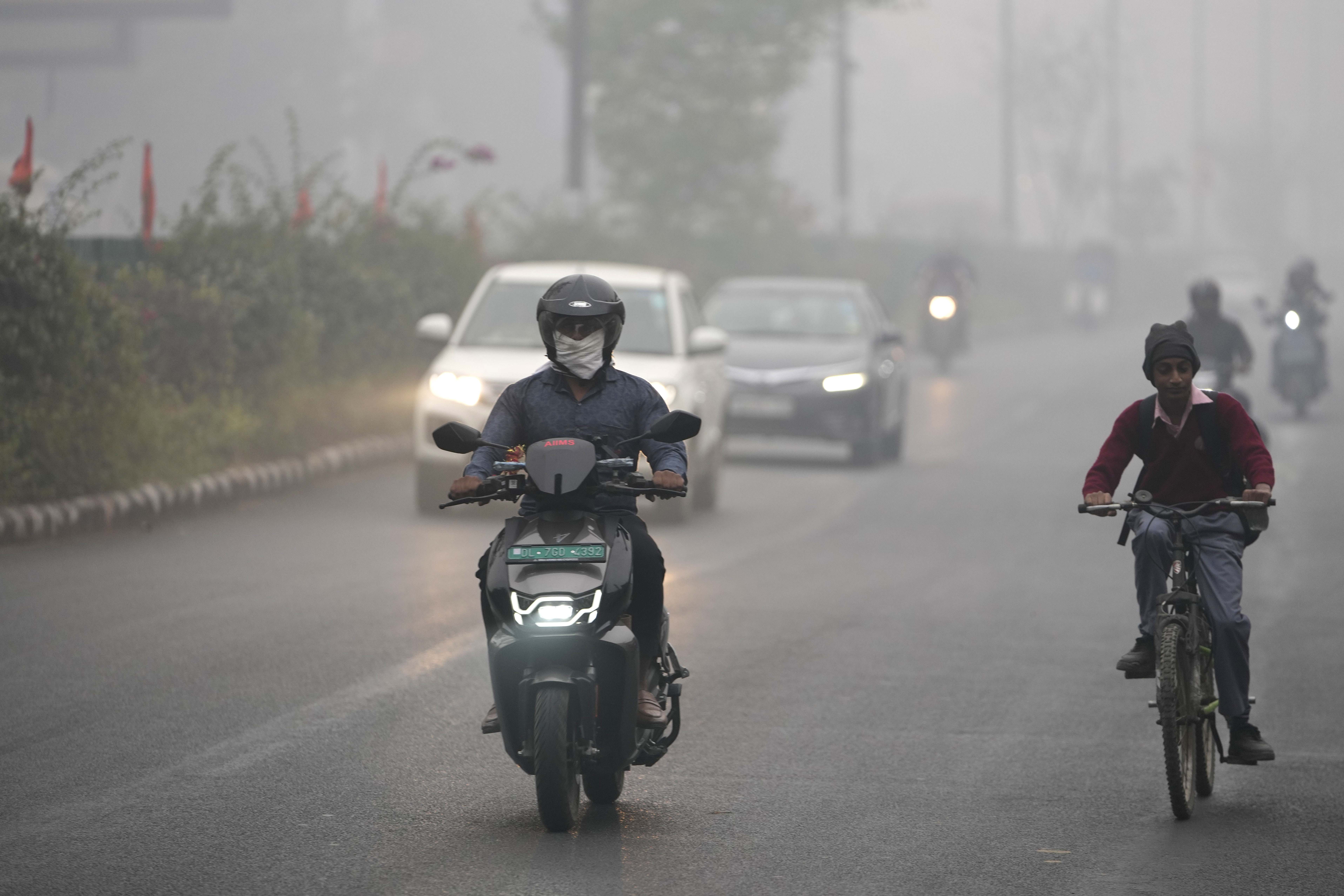 Commuters drive through a thick layer of smog as air pollution shoots up in New Delhi, India, Monday, Nov. 18, 2024. (AP Photo/Manish Swarup)