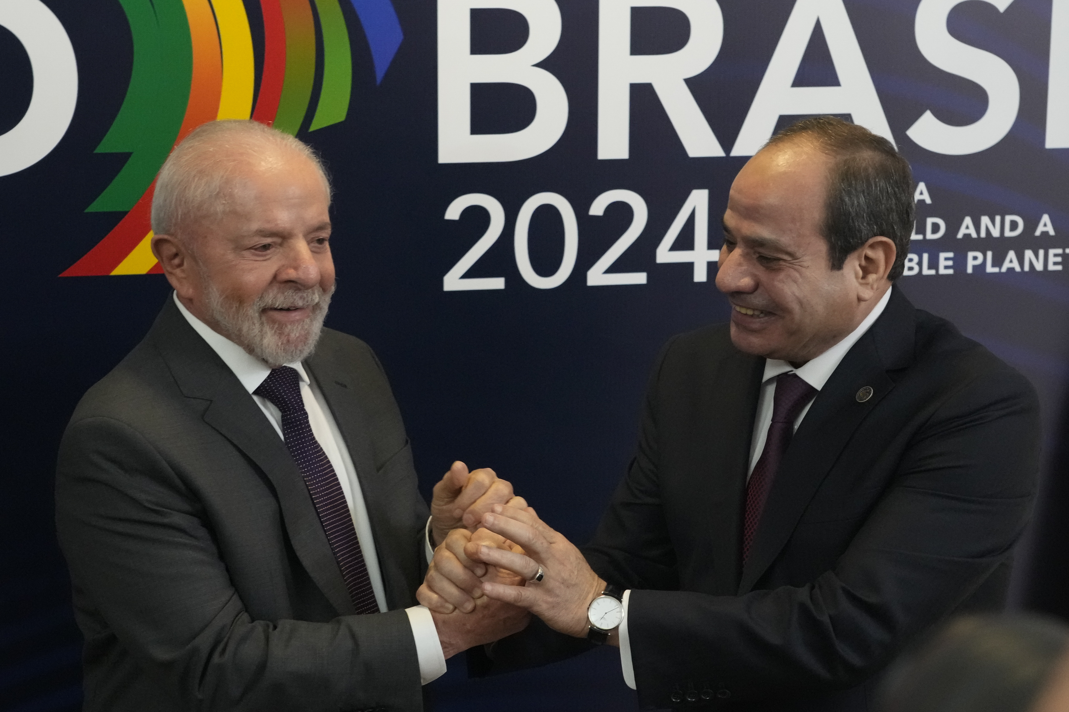 Brazil's President Luiz Inacio Lula da Silva, left, and Egypt's President Abdel Fattah el-Sissi, pose for photos during a bilateral meeting a day before the opening of the G20 Summit, in Rio de Janeiro, Sunday, Nov. 17, 2024. (AP Photo/Eraldo Peres)