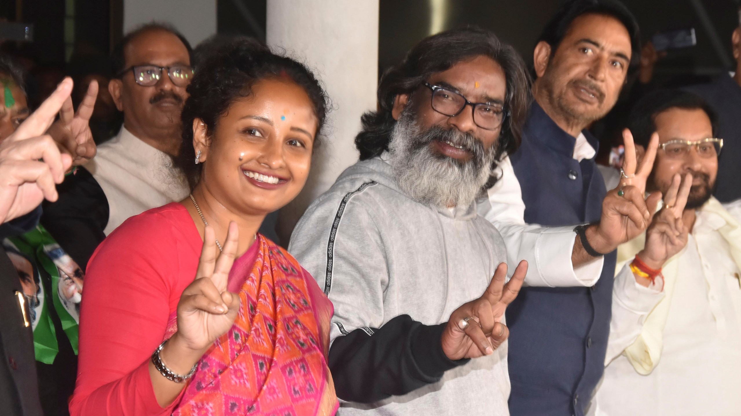 Jharkhand Chief Minister Hemant Soren, center, with his wife Kalpana Soren, left, show victory sign after their party won state election, in Ranchi, in the Indian state of Jharkhand, Saturday, Nov. 23, 2024. (AP Photo/Rajesh Kumar)