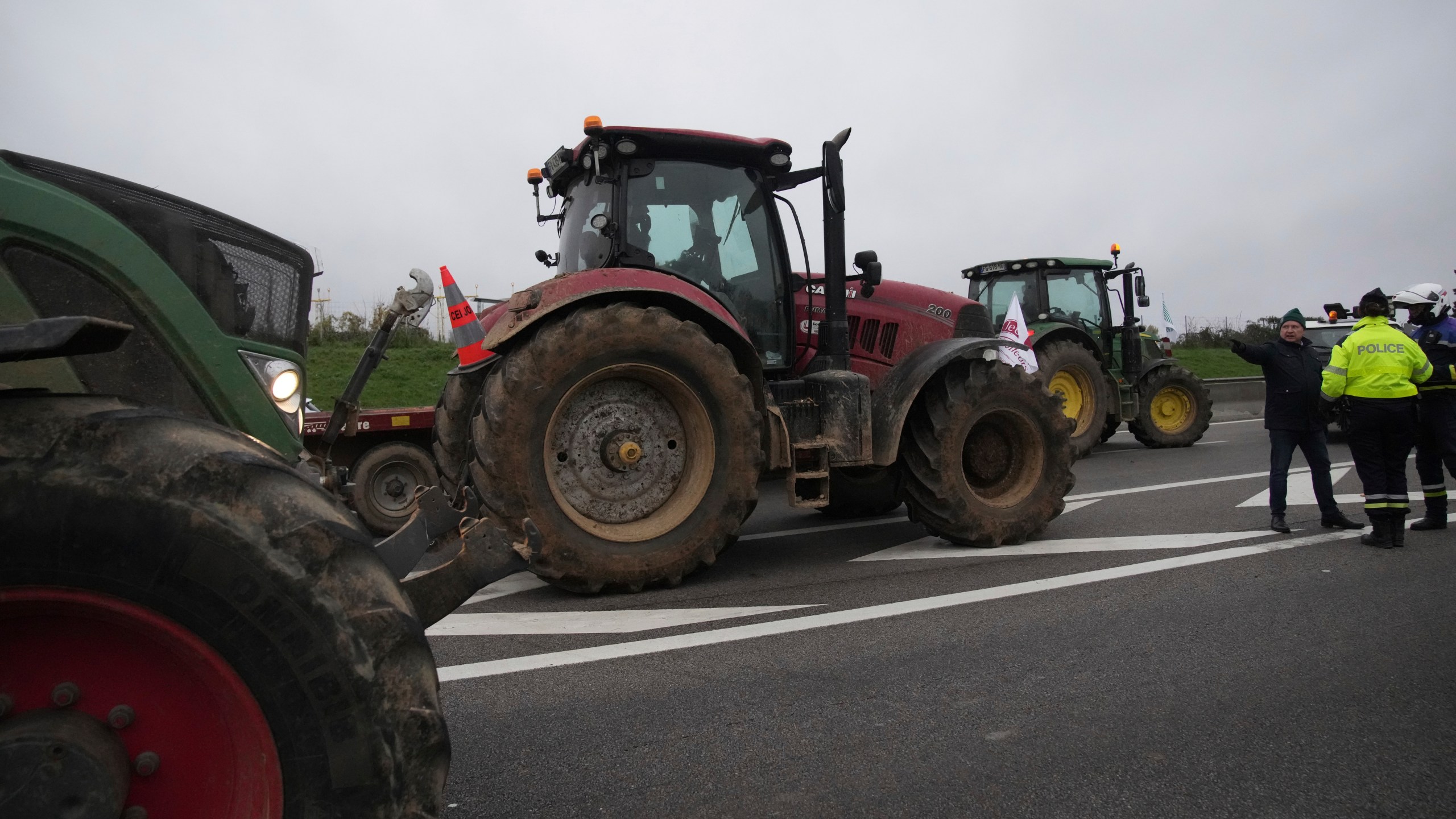 Farmers block a highway to protest the EU-Mercosur trade agreement, Monday, Nov. 18, 2024 in Velizy-Villacoublay outside Paris. (AP Photo/Christophe Ena)