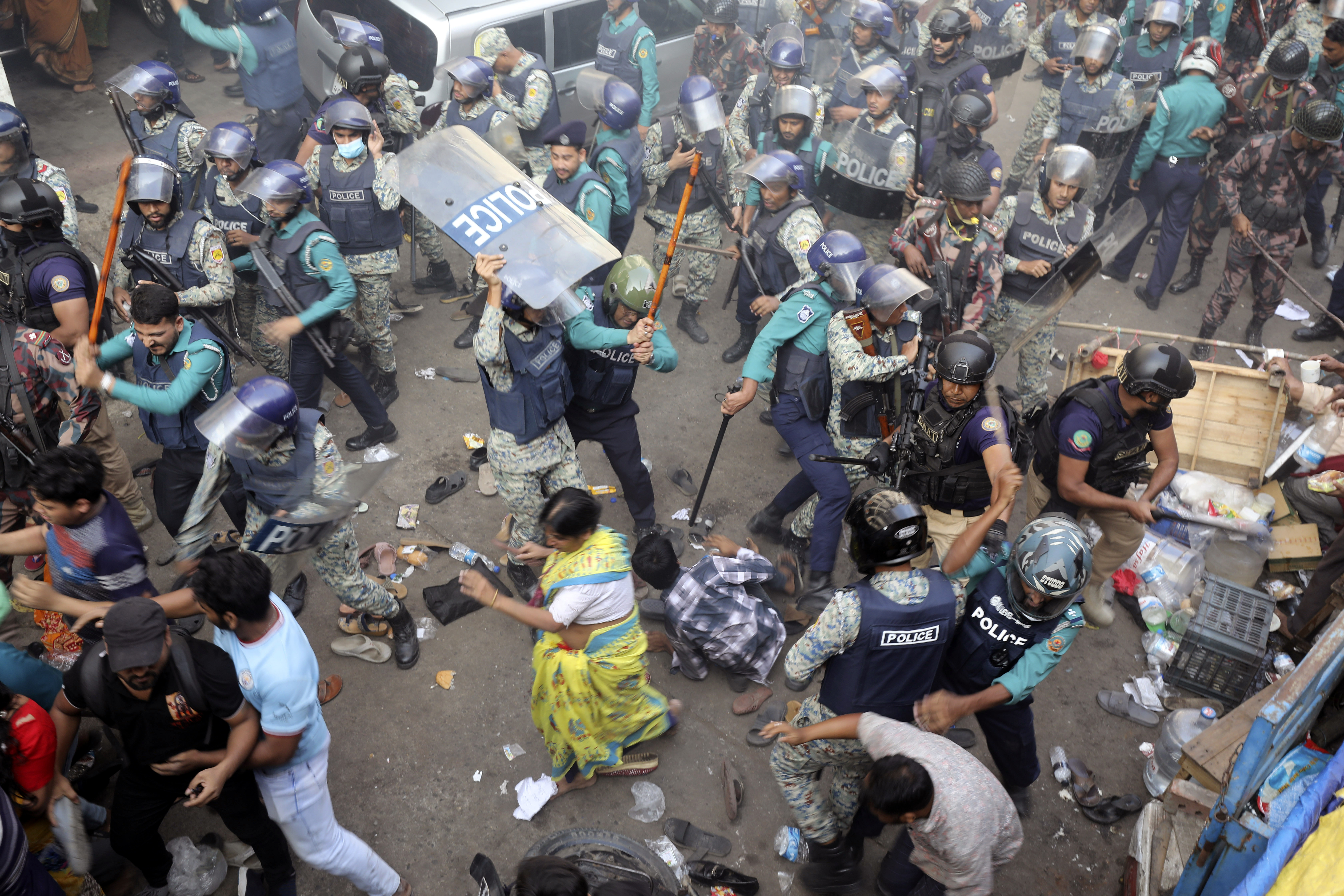 Policemen charge baton to disperse the supporters of Bangladeshi Hindu leader Krishna Das Prabhu after they surrounded police van carrying their leader at the court premises, in Chattogram in southeastern Bangladesh, Tuesday, Nov. 26, 2024. (AP photo)