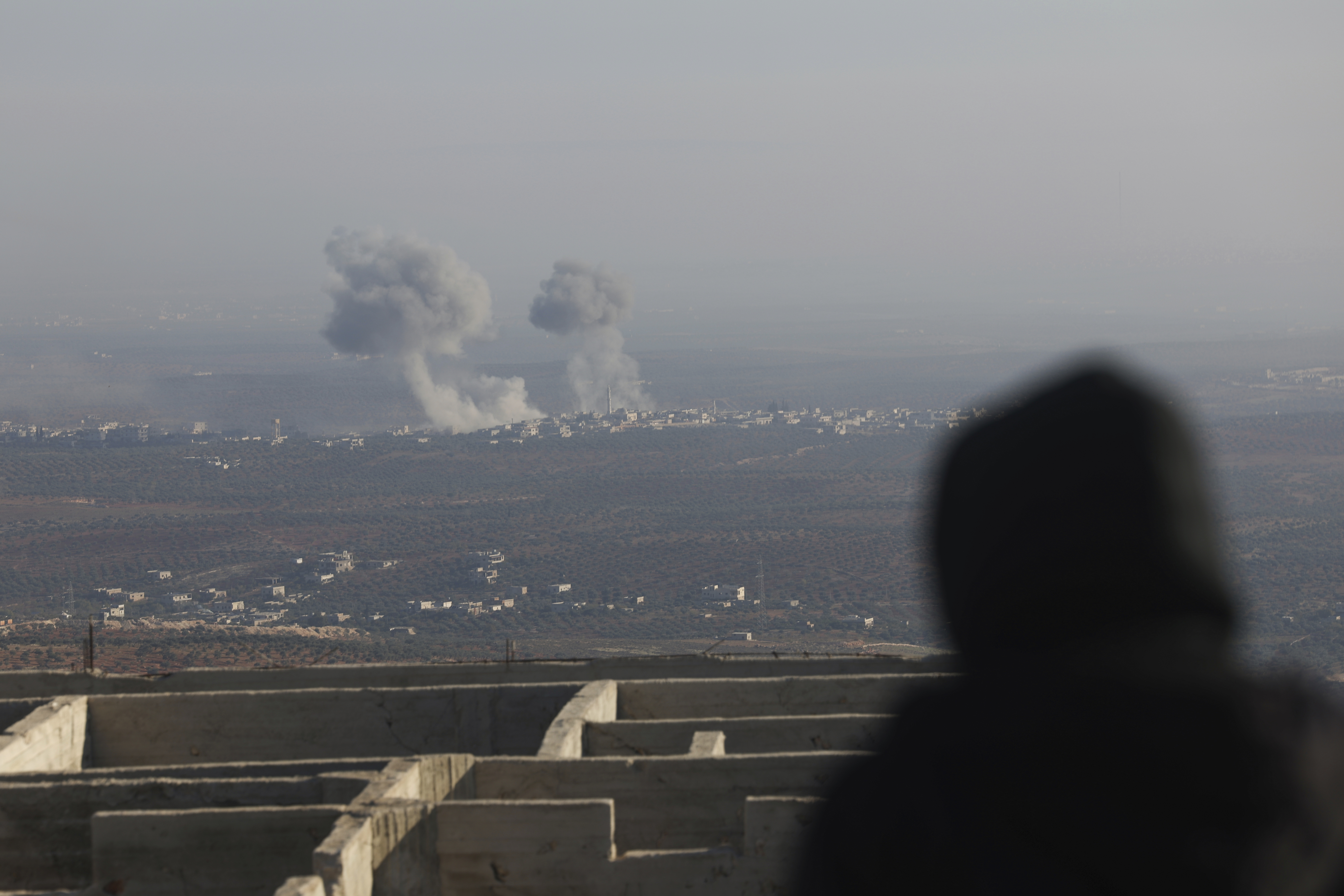 CORRECTS CITY Smoke rises amid fighting between opposition factions and Syrian government troops in Majdaliya, Idlib countryside, Syria, Thursday, Nov. 28, 2024. (AP Photo/Ghaith Alsayed)