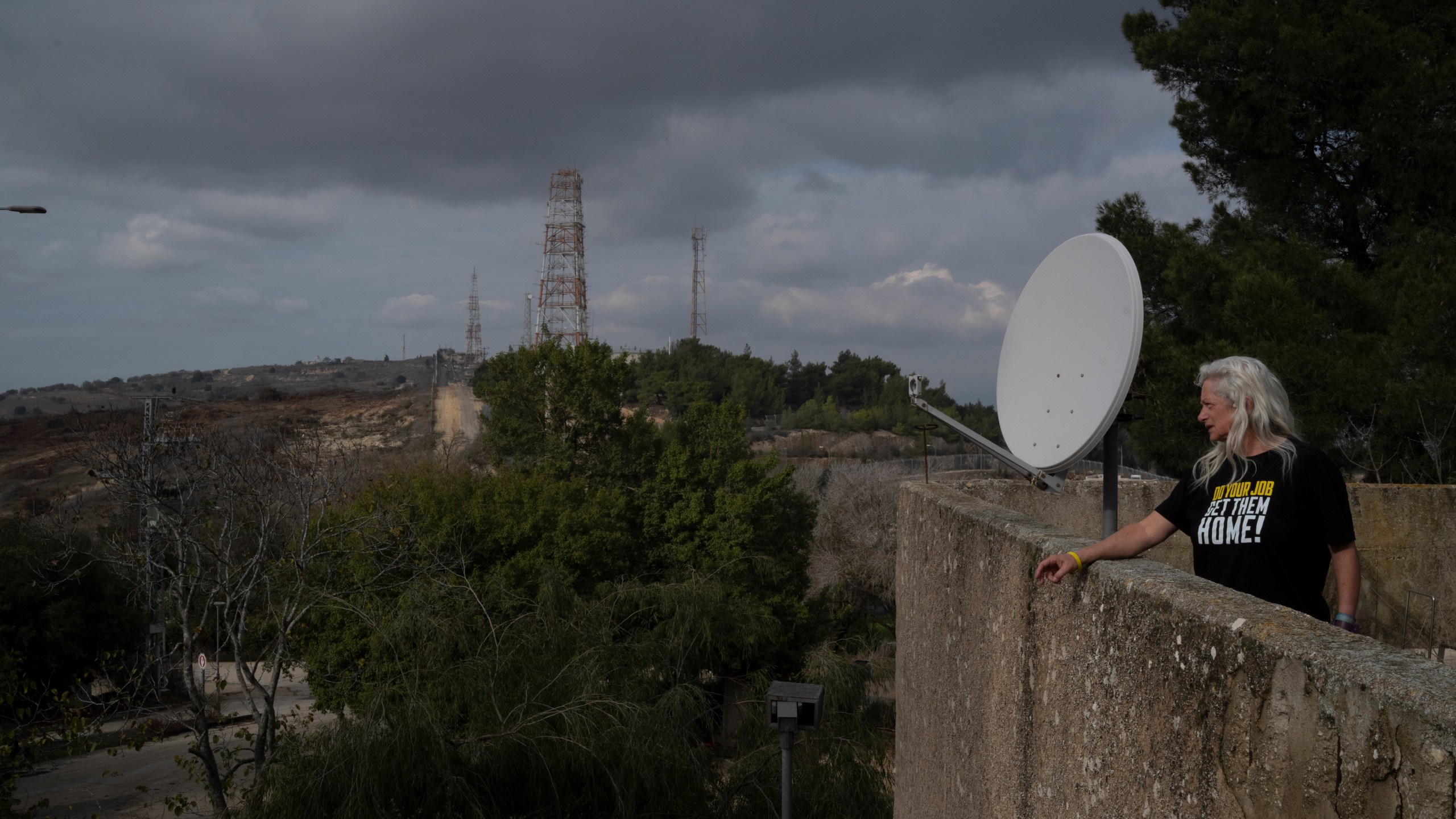 CORRECTS SURNAME.- Orna Weinberg looks at the direction of the Israeli-Lebanese border as she stands on a building in the Kibbutz Manara, northern Israel, Thursday, Nov. 28, 2024. (AP Photo/Leo Correa)