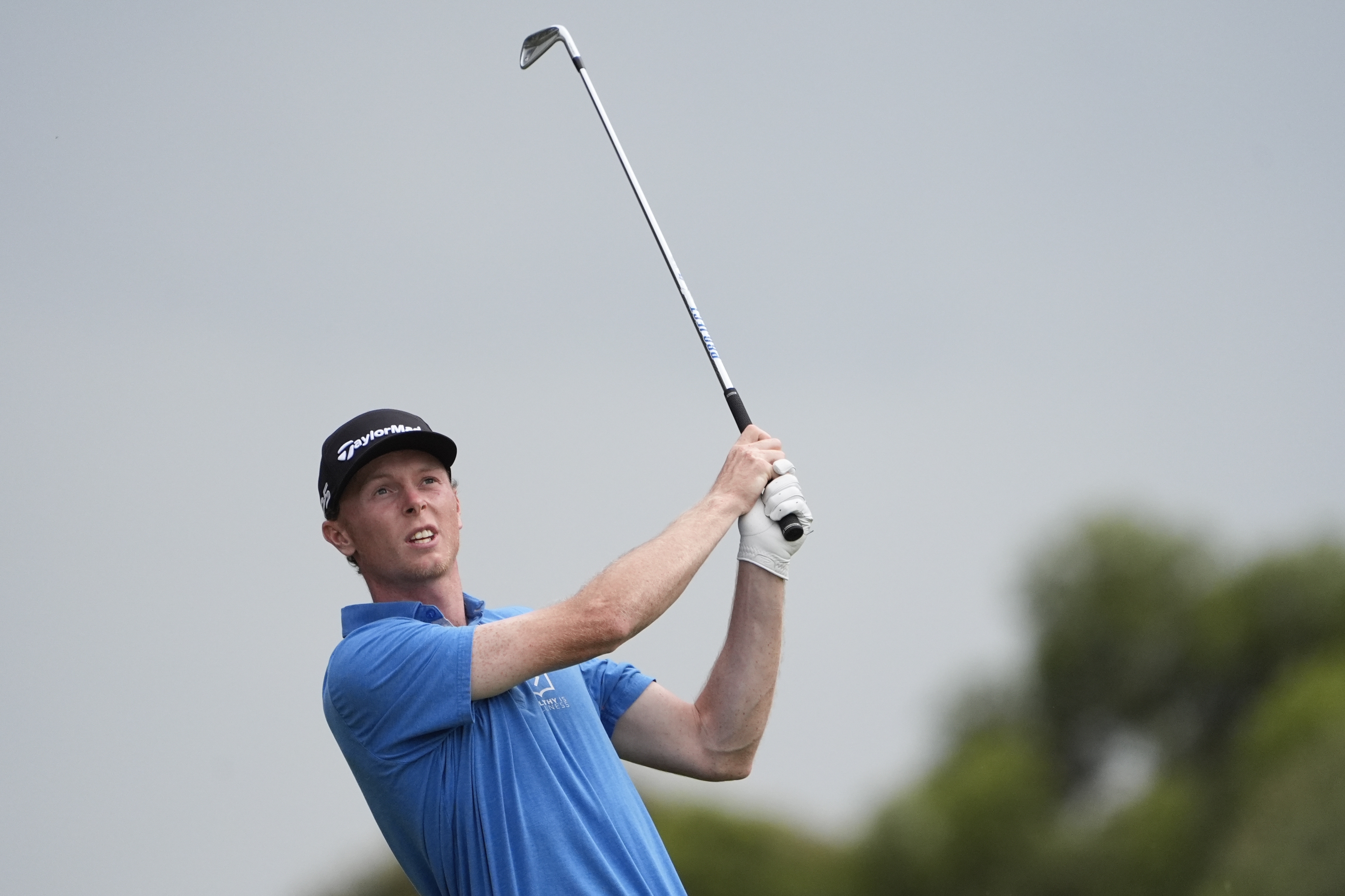 Ryggs Johnston of the United States watches his shot into the 18th green during the final round of the Australian Open golf championship at the Kingston Heath Golf Club in Melbourne, Australia, Sunday, Dec. 1, 2024. (AP Photo/Asanka Brendon Ratnayake)