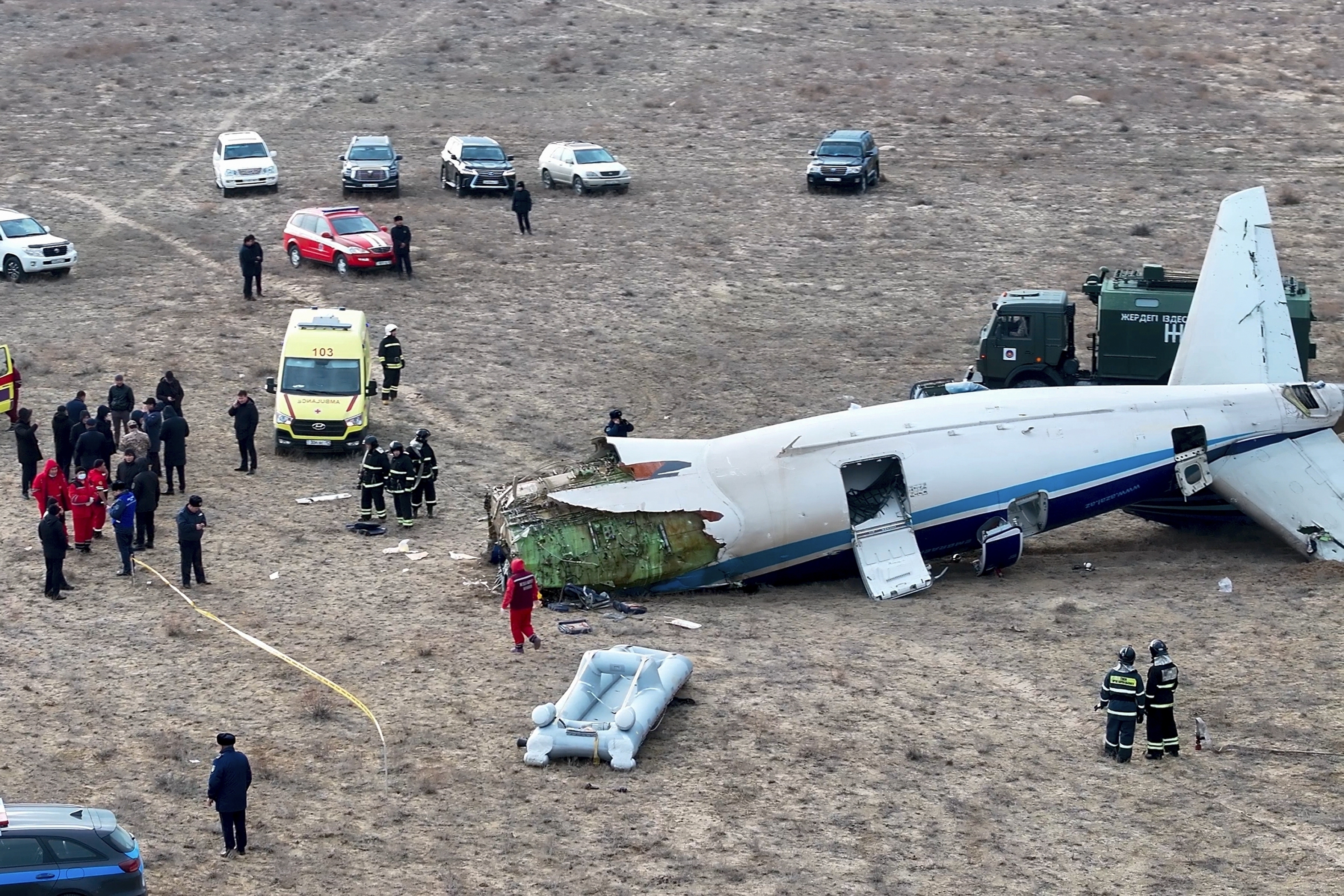 Los restos del avión Embraer 190 de Azerbaijan Airlines yacen en el suelo cerca del aeropuerto de Aktau, Kazajstán, miércoles 25 de diciembre de 2024. (AP foto/Azamat Sarsenbayev)