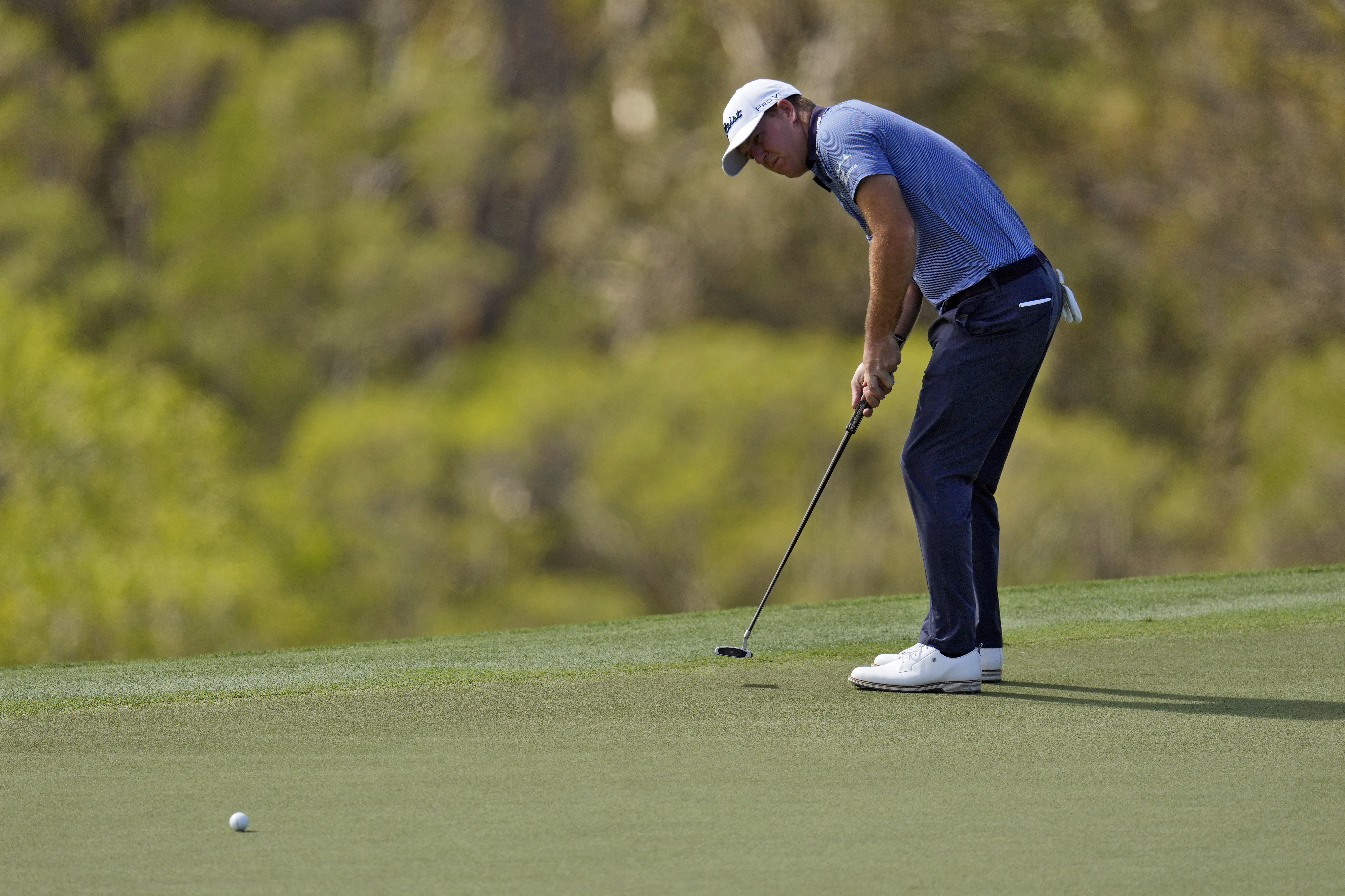 Tom Hoge putts on the 18th green during the first round of The Sentry golf event, Thursday, Jan. 2, 2025, at Kapalua Plantation Course in Kapalua, Hawaii. (AP Photo/Matt York)