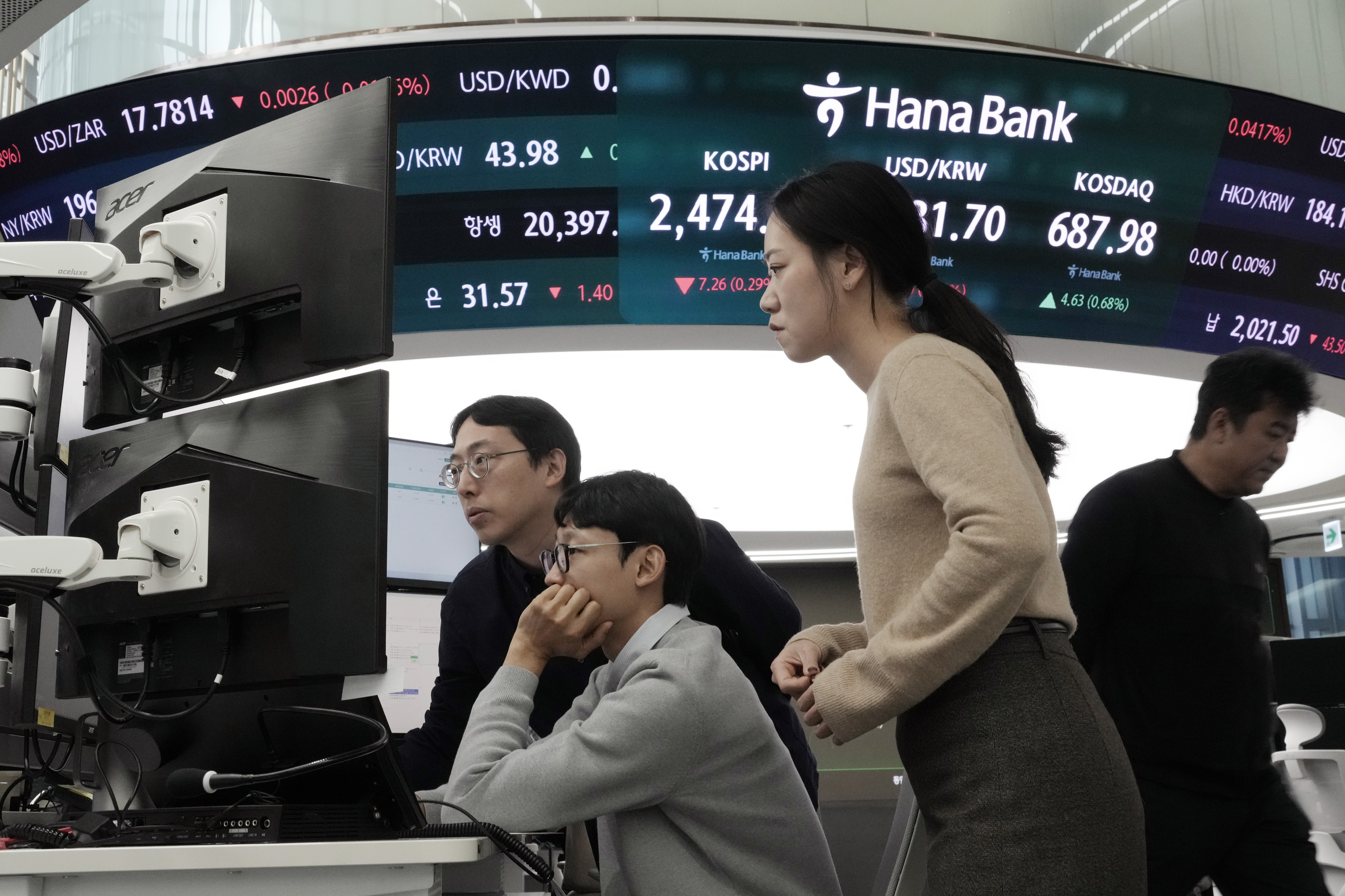 FILE - Currency traders watch monitors at the foreign exchange dealing room of the KEB Hana Bank headquarters in Seoul, South Korea, Dec. 13, 2024. (AP Photo/Ahn Young-joon, File)