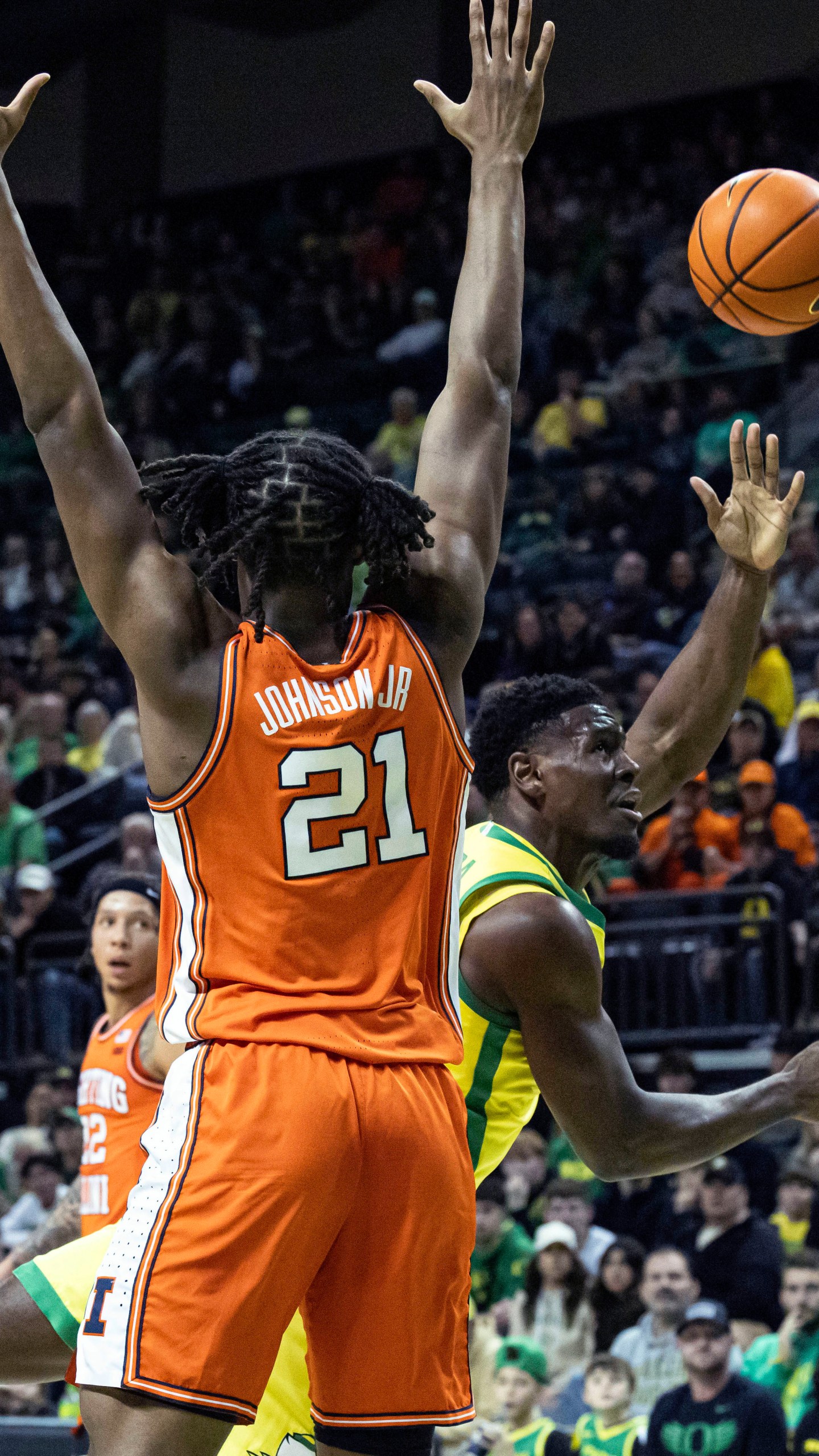 Oregon guard TJ Bamba (5) shoots against Illinois guard Tre White (22) during the first half of an NCAA college basketball game in Eugene, Ore., Thursday, Jan. 2, 2025. (AP Photo/Thomas Boyd)