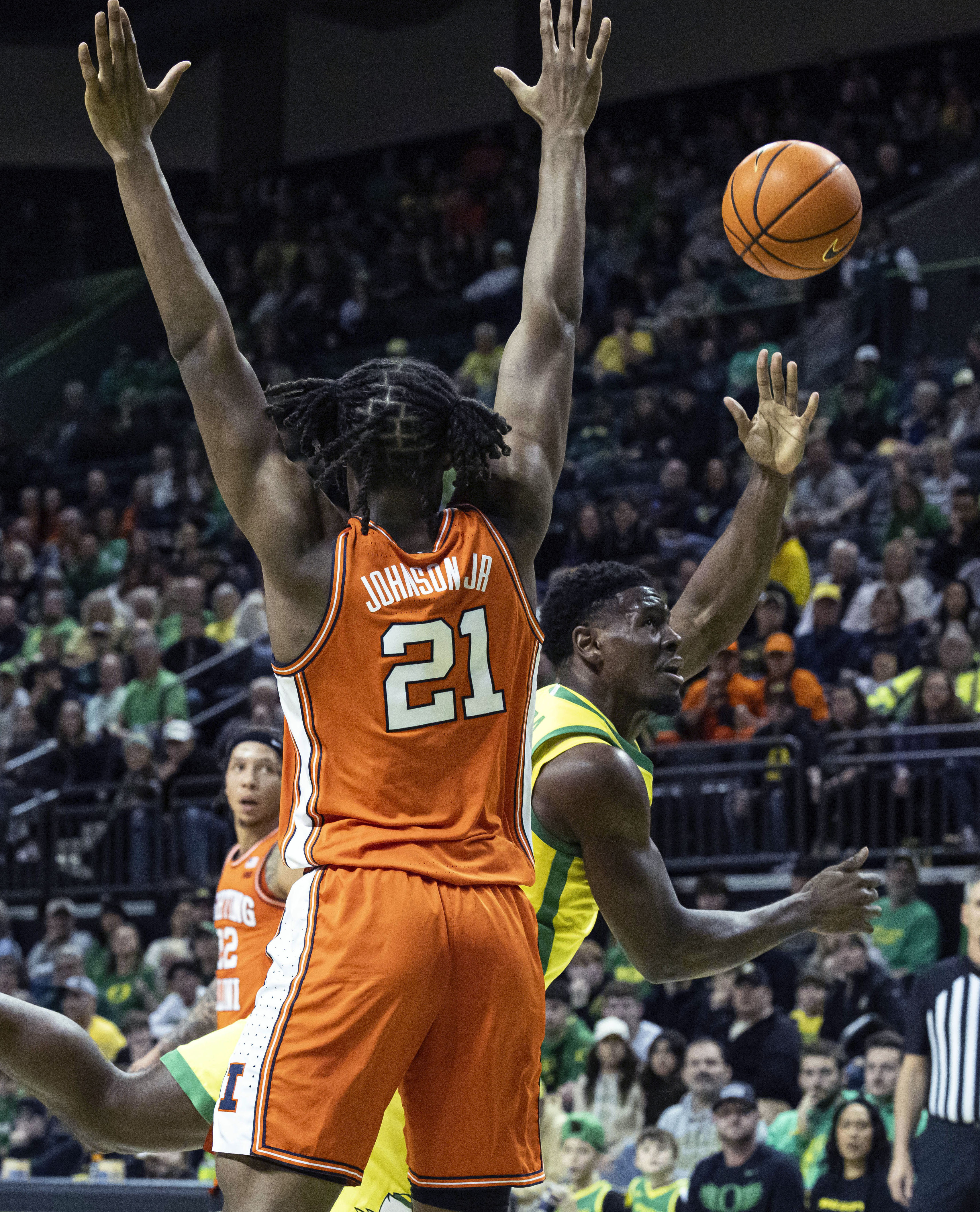 Oregon guard TJ Bamba (5) shoots against Illinois guard Tre White (22) during the first half of an NCAA college basketball game in Eugene, Ore., Thursday, Jan. 2, 2025. (AP Photo/Thomas Boyd)