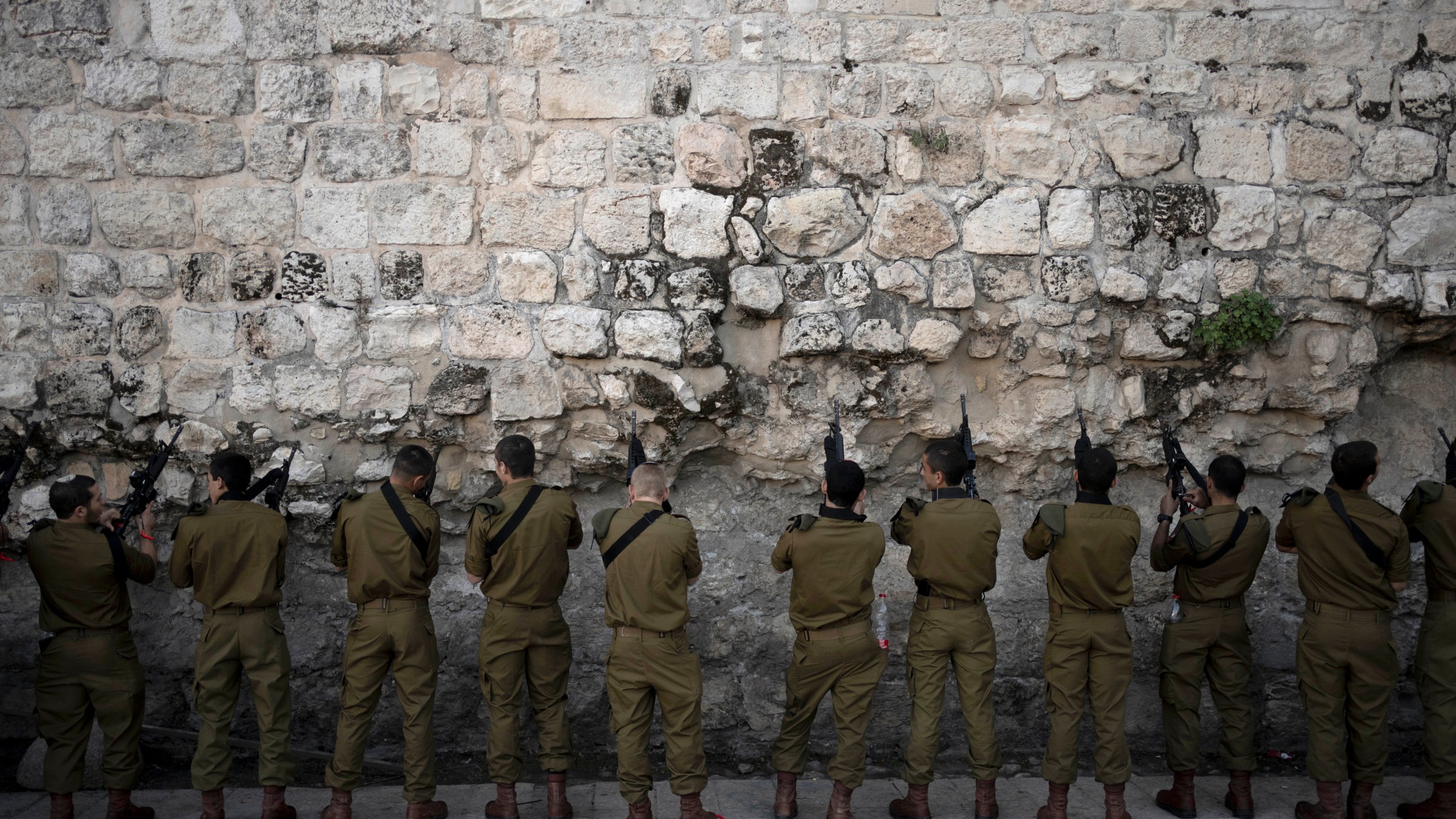 Israeli Defense Forces paratroopers clear ammunition from their weapons before entering the Western Wall plaza in Jerusalem's Old City for a ceremony on Wednesday, Jan. 8, 2025. (AP Photo/Maya Alleruzzo)