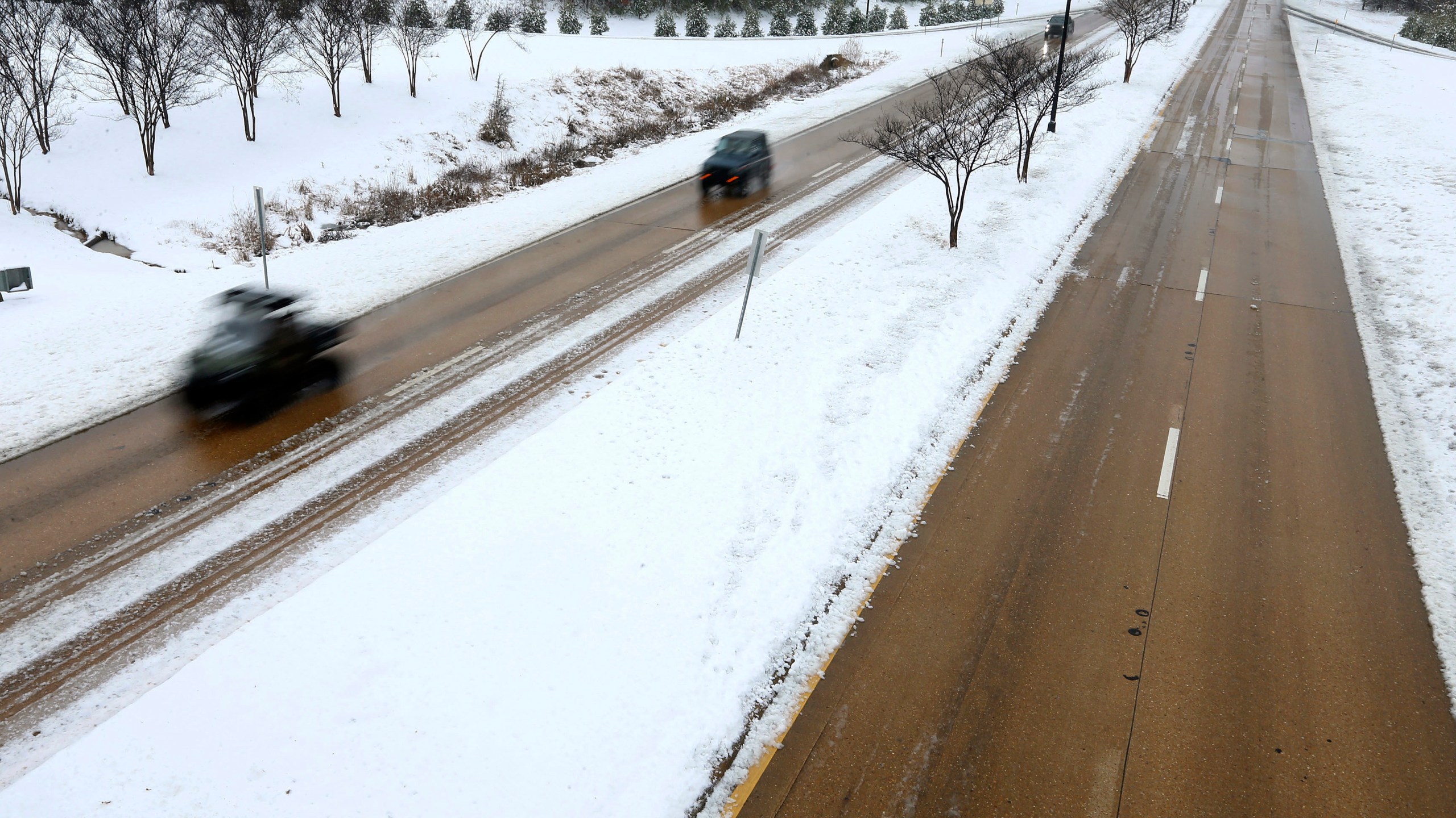 Traffic moves along with ease on McCollough Blvd. following snow fall, Friday, Jan. 10, 2025, in Tupelo, Miss. (Adam Robison/The Northeast Mississippi Daily Journal via AP)