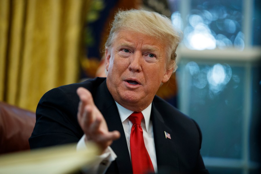 ARCHIVO - El presidente Donald Trump habla durante una entrevista con The Associated Press en la Oficina Oval de la Casa Blanca en Washington el 16 de octubre de 2018. (AP Foto/Evan Vucci, Archivo)