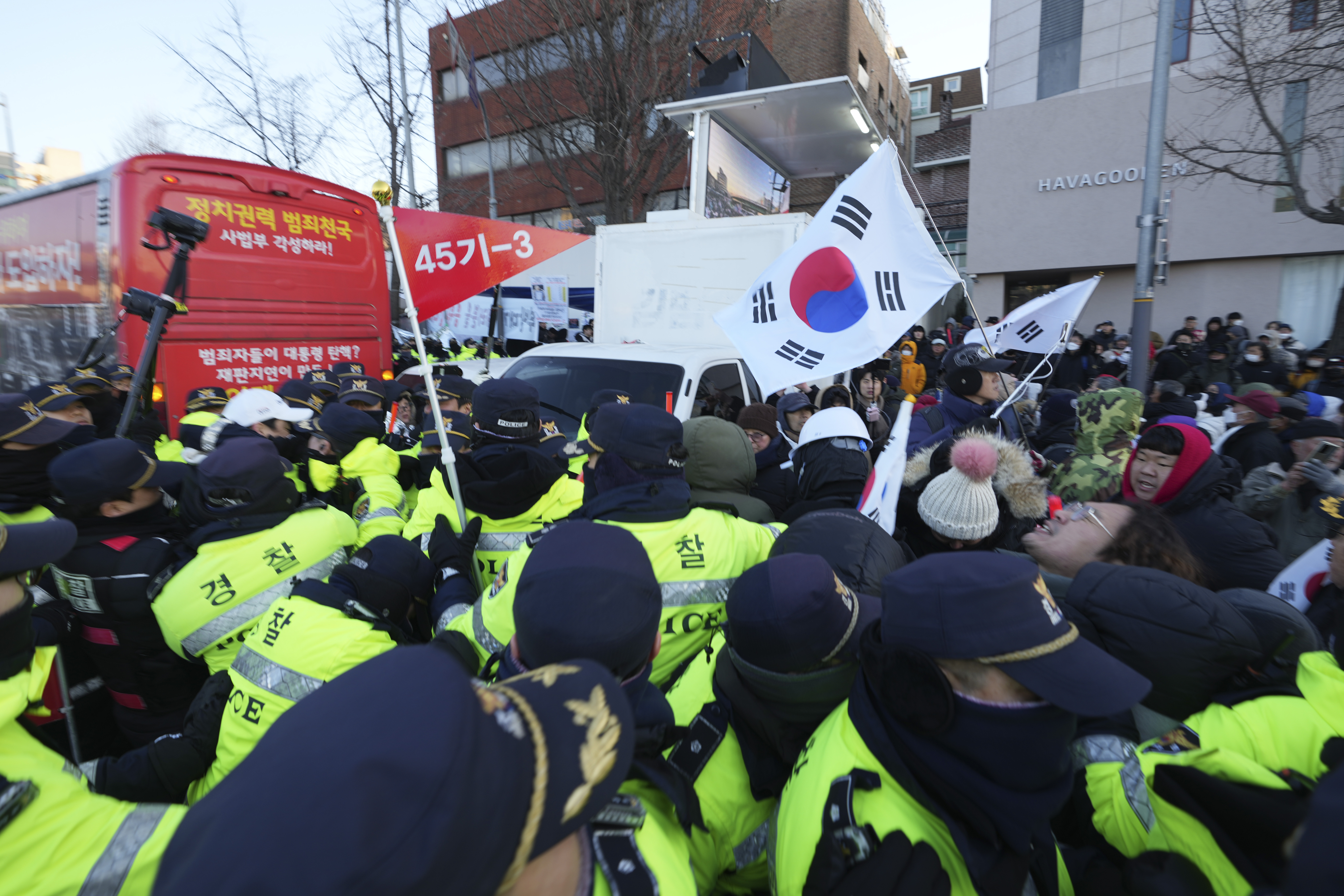 Supporters of impeached South Korean President Yoon Suk react as police officers try to block them near the presidential residence in Seoul, South Korea, Wednesday, Jan. 15, 2025. (AP Photo/Lee Jin-man)