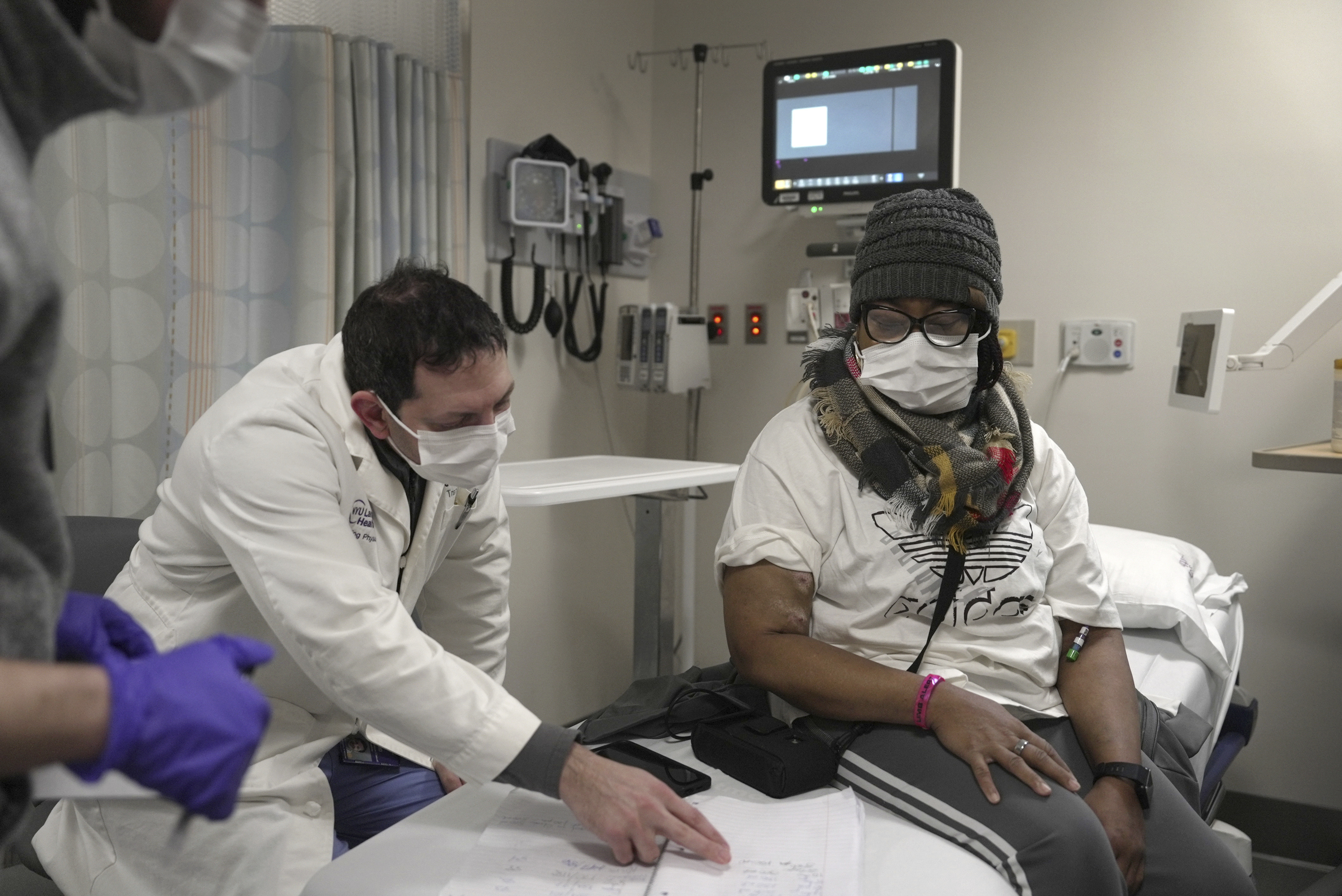 Towana Looney, who received a pig kidney transplant in November 2024, goes over notes about her recovery with Dr. Jeffrey Stern at NYU Langone Health in New York, Friday, Jan. 24, 2025. (AP Photo/Shelby Lum)